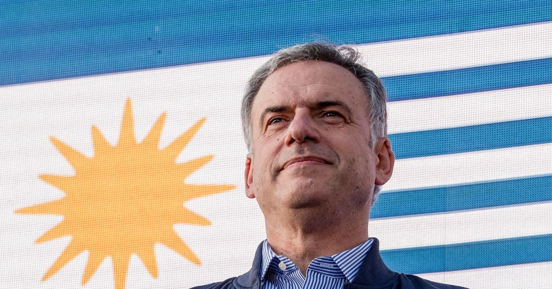 Gobierno de Uruguay descarta subida de impuestos y se compromete a cambios tributarios