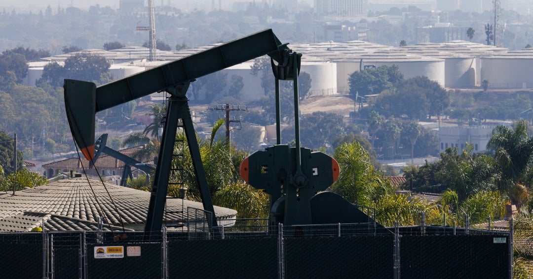 Opep + acuerda aumento de cuota de producción petrolera desde cierre de Ormuz