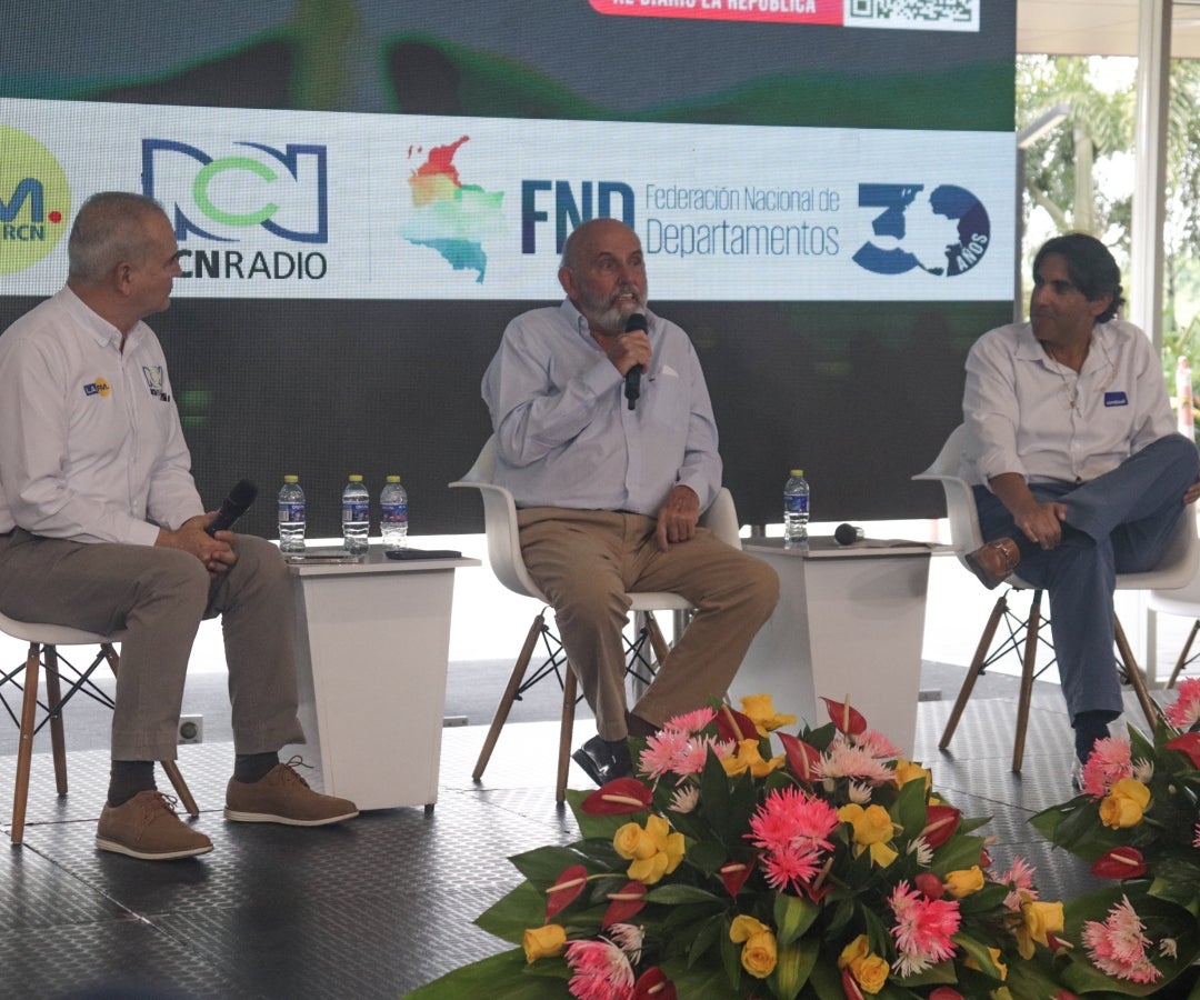 Rubén Darío Gálvez, director de Noticias RCN Radio Cali; Maurice Armitage, presidente de Siderúrgica de Occidente; y Jacobo Tovar, director ejecutivo de Comfandi.