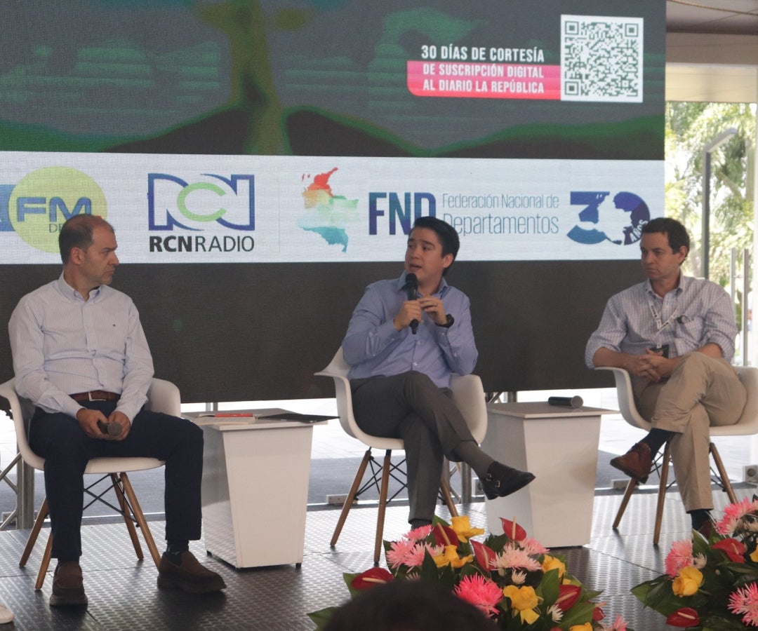 Camilo Jaramillo Botero, CEO de Zonamérica Colombia; Oscar Eduardo Vivas Astudillo, secretario de Desarrollo Económico y Competitividad de la Gobernación del Valle del Cauca y Roberto Klinger, presidente de Incauca.