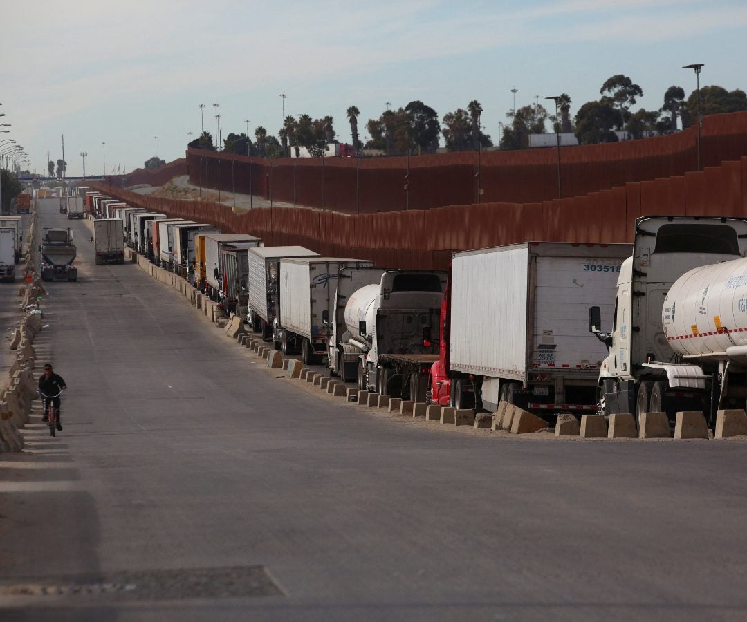 Camiones de carga hacen fila para cruzar a Estados Unidos