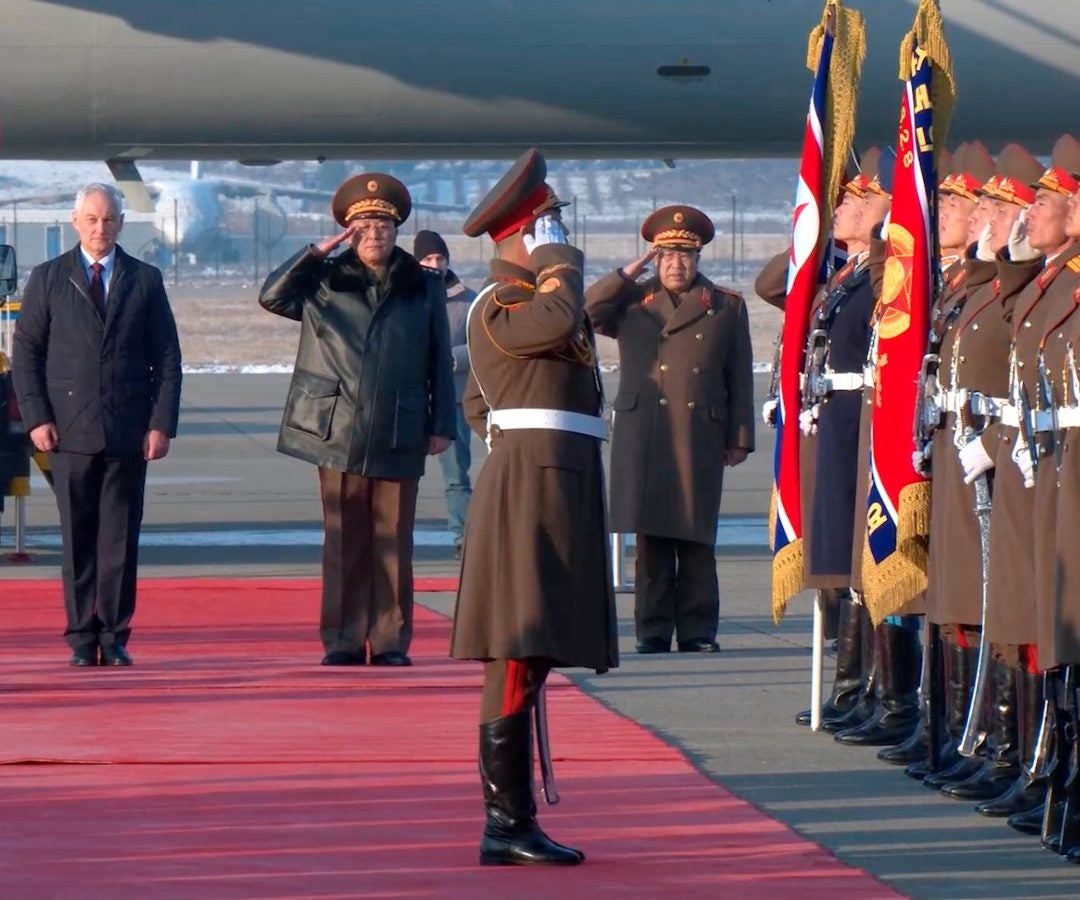 El ministro de Defensa ruso, Andrei Belousov, es recibido por el ministro de Defensa norcoreano, No Kwang Chol