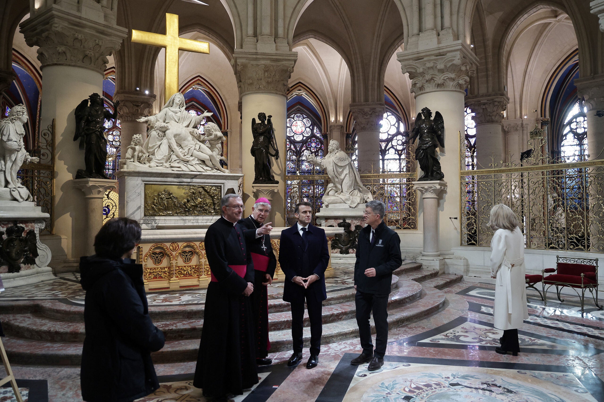 El presidente de Francia, Emmanuel Macron, en la visita a notre-dame antes de su reapertura