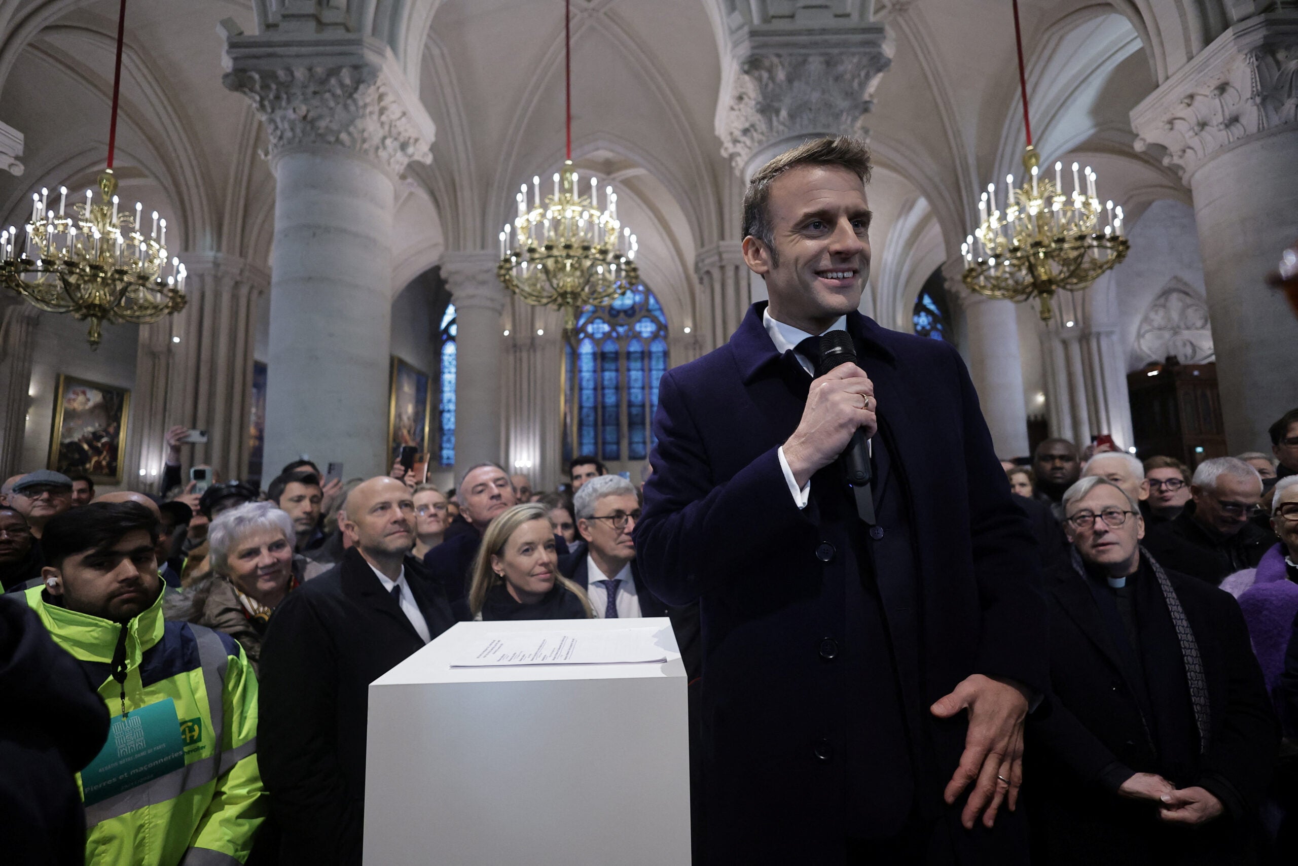 El presidente de Francia, Emmanuel Macron, en la visita a notre-dame antes de su reapertura