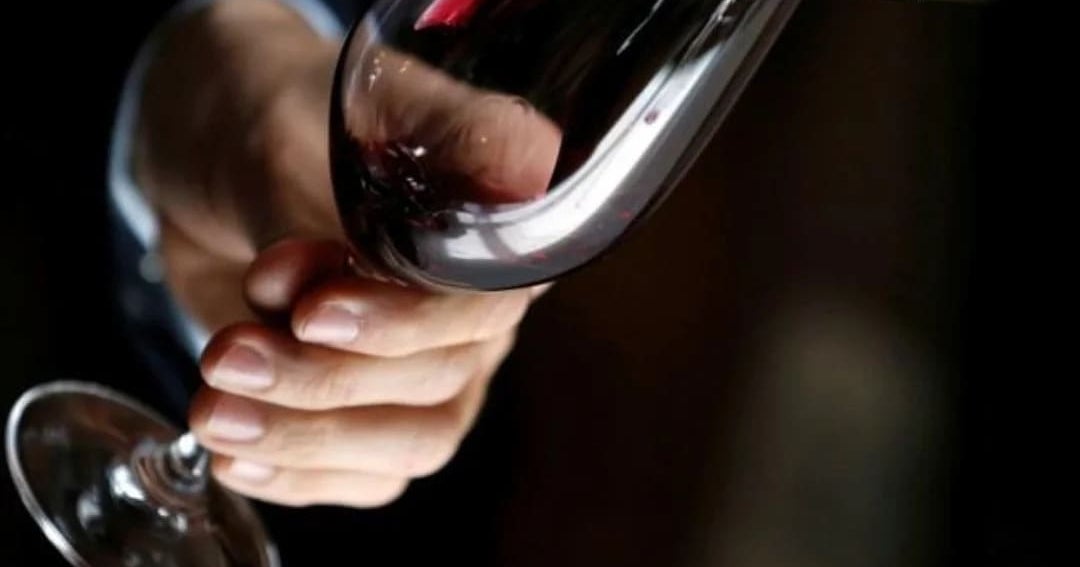 Aranceles de EE.UU. lastran comercio mundial de vino en 2025, mientras consumo cae