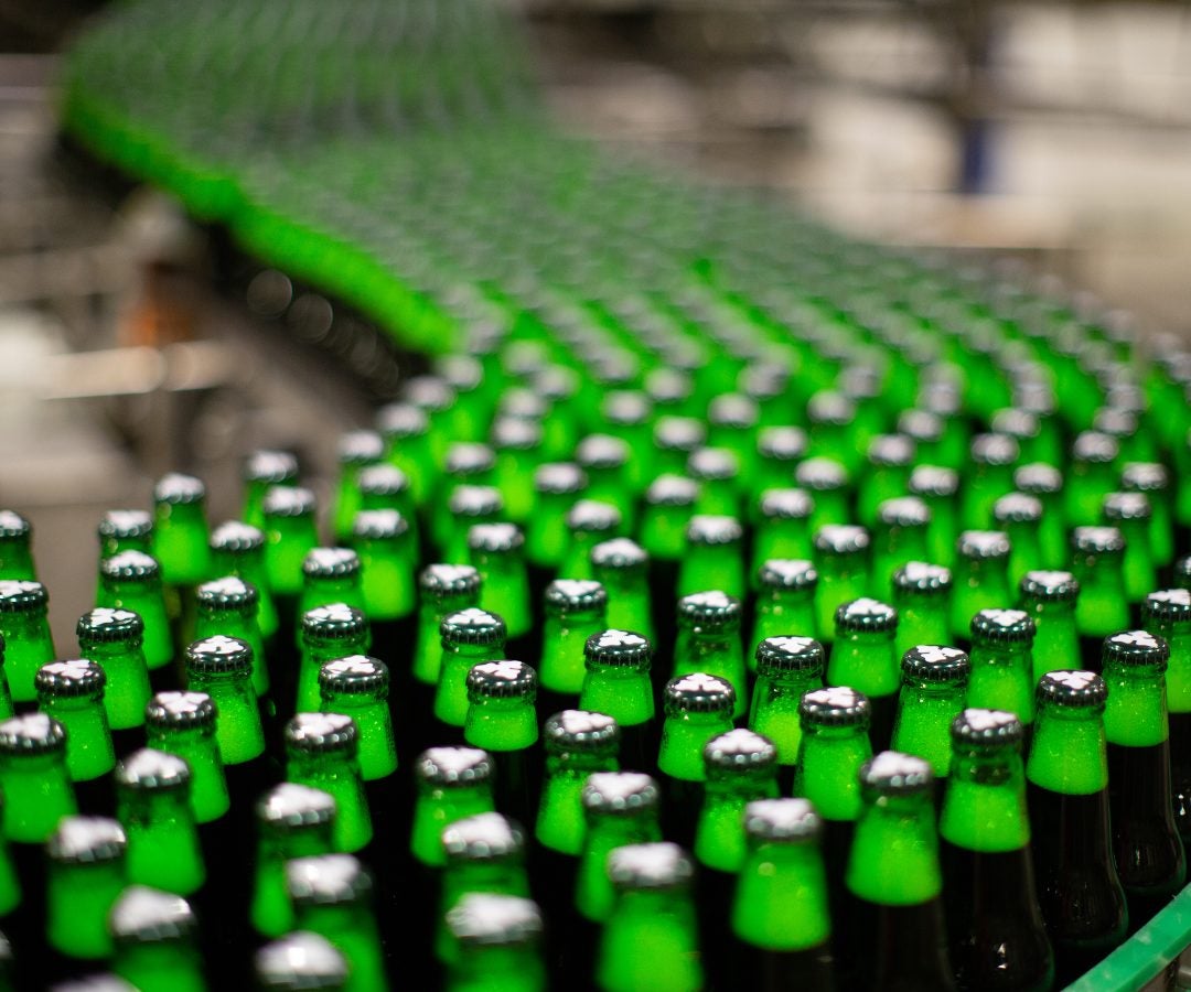 Botellas de cerveza Carlsberg en la cadena de producción de la fábrica de Baltika