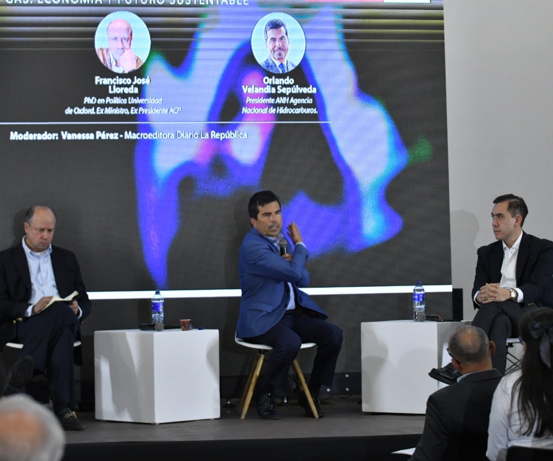 Francisco José Lloreda, expresidente de la ACP; Orlando Velandia Sepúlveda, presidente de la ANH; y Camilo Morales, secretario general de Naturgas.