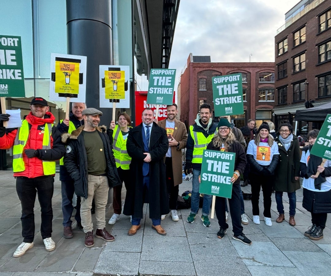 Numerosos empleados se unieron a la protesta frente a la redacción en Londres, donde recibieron el respaldo de figuras públicas como el artista Grayson Perry, el político laborista John McDonnell y el escritor Michael Rosen