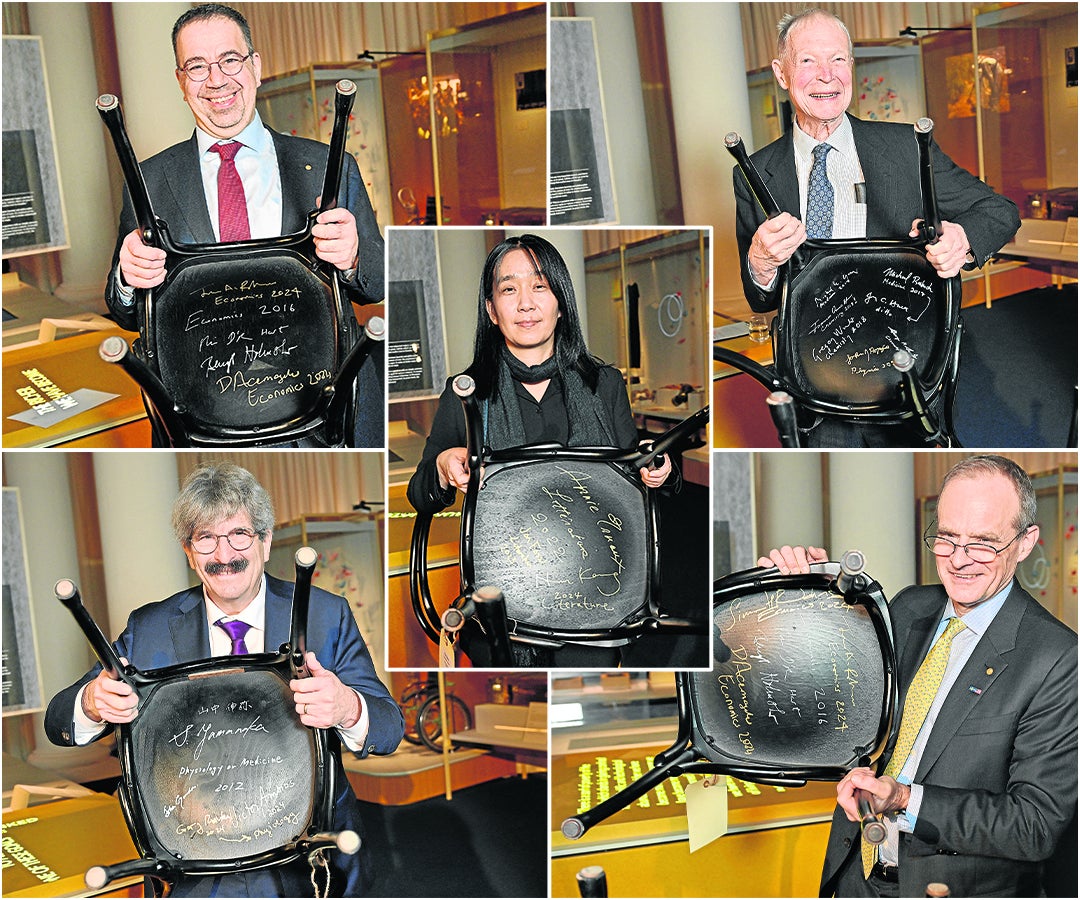Los premios Nobel firman sus sillas