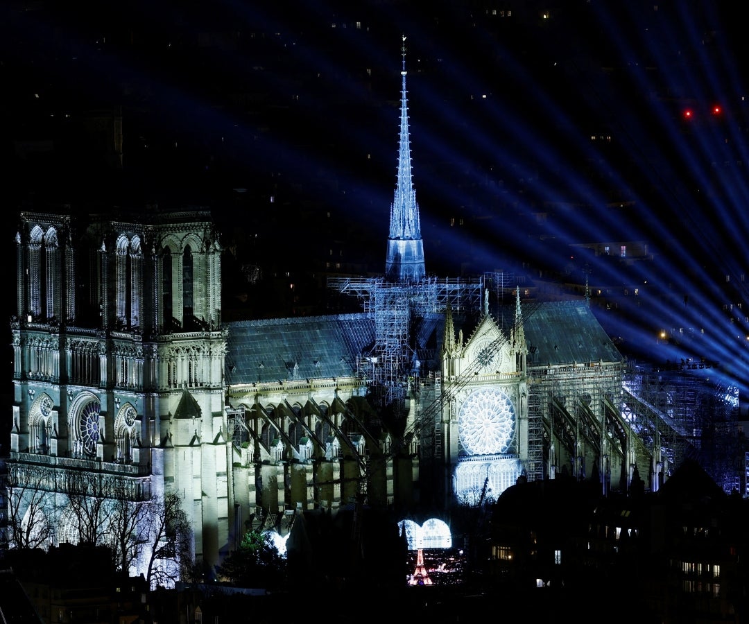 Vista general de la Catedral de Notre-Dame de París, cinco años y medio después de que un incendio arrasara la obra maestra gótica, durante un espectáculo de luces para su ceremonia de servicio de reapertura