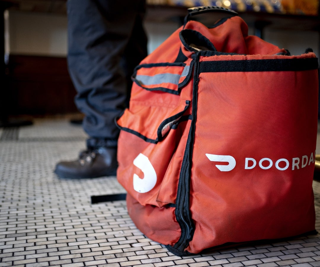 Una maleta de reparto de DoorDash, empres que hizo el informe para conocer tendencias de ingresos de los trabajadores