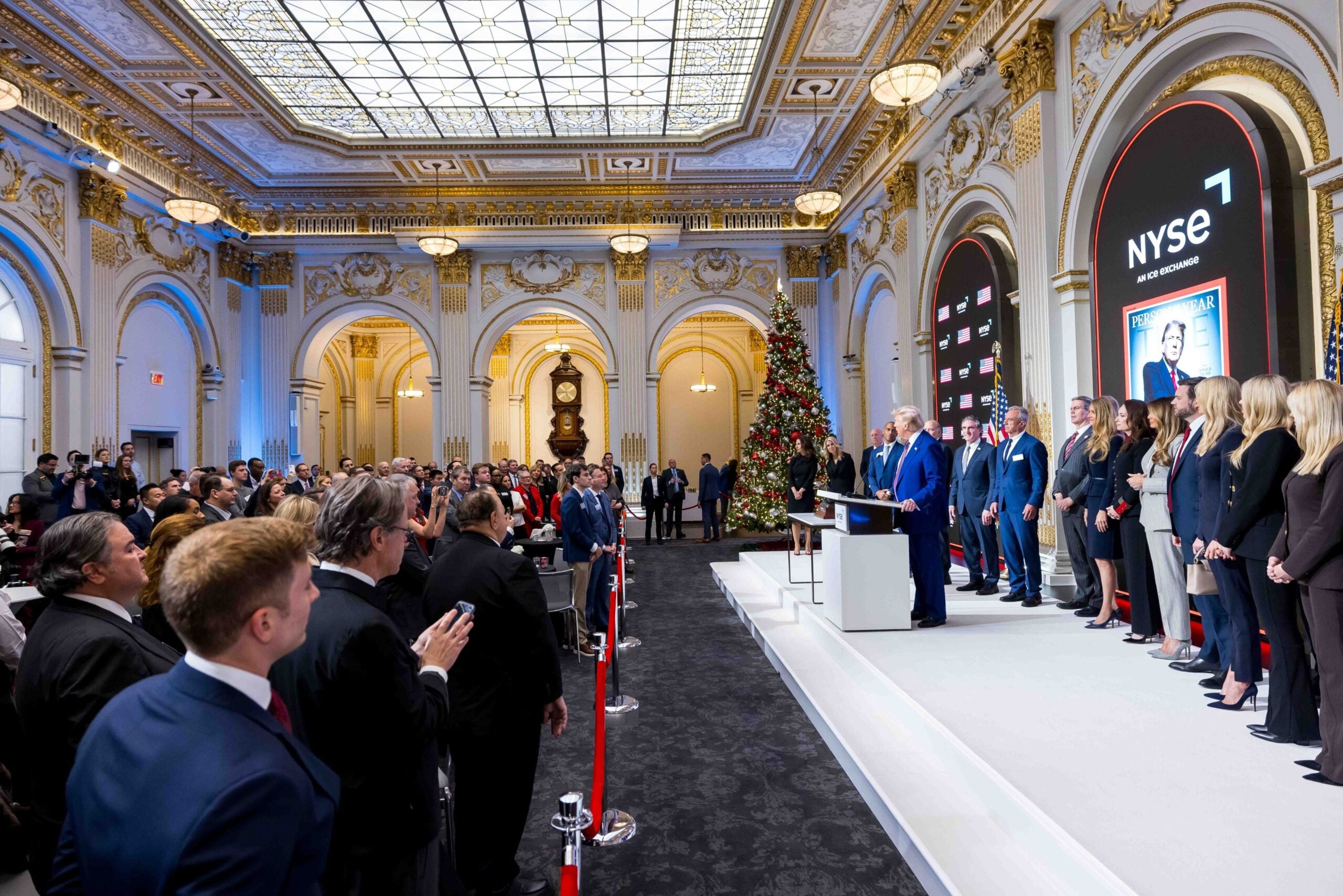 Donald Trump toca la campana del Nyse