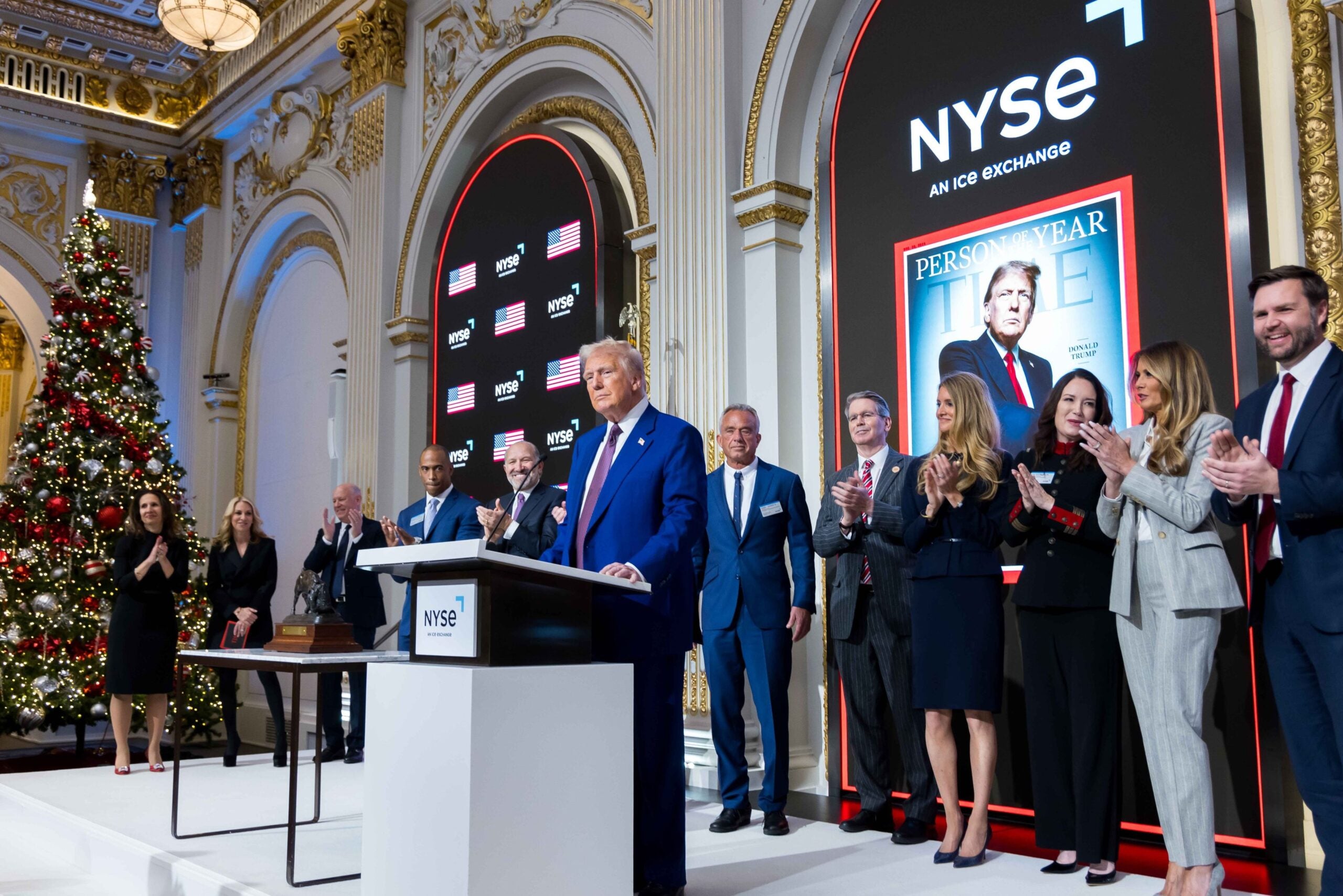Donald Trump toca la campana del Nyse