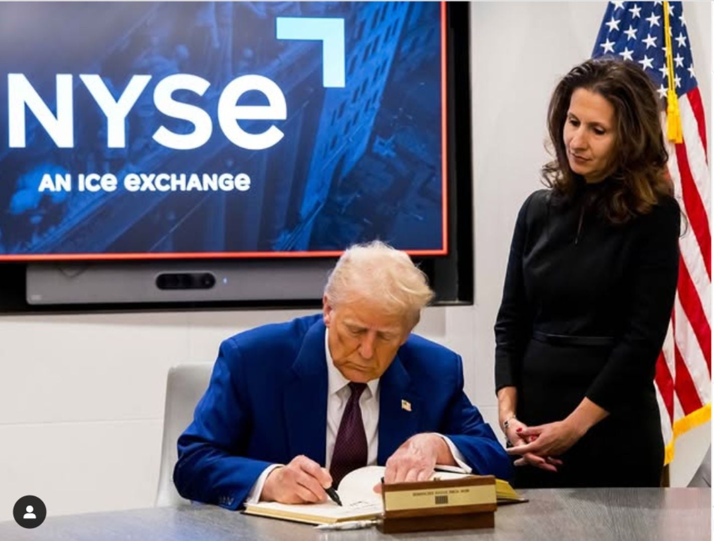 El presidente electo Donald Trump firma el Libro de Invitados Distinguidos en reconocimiento a su nombramiento como Persona del Año 2024 de la revista TIME.