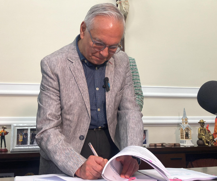 Ricardo Bonilla radica la Reforma Tributaria