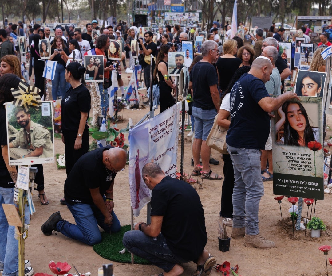 Personas en el lugar del festival de música Nova, lugar de un ataque de Hamás el 7 de octubre de 2023