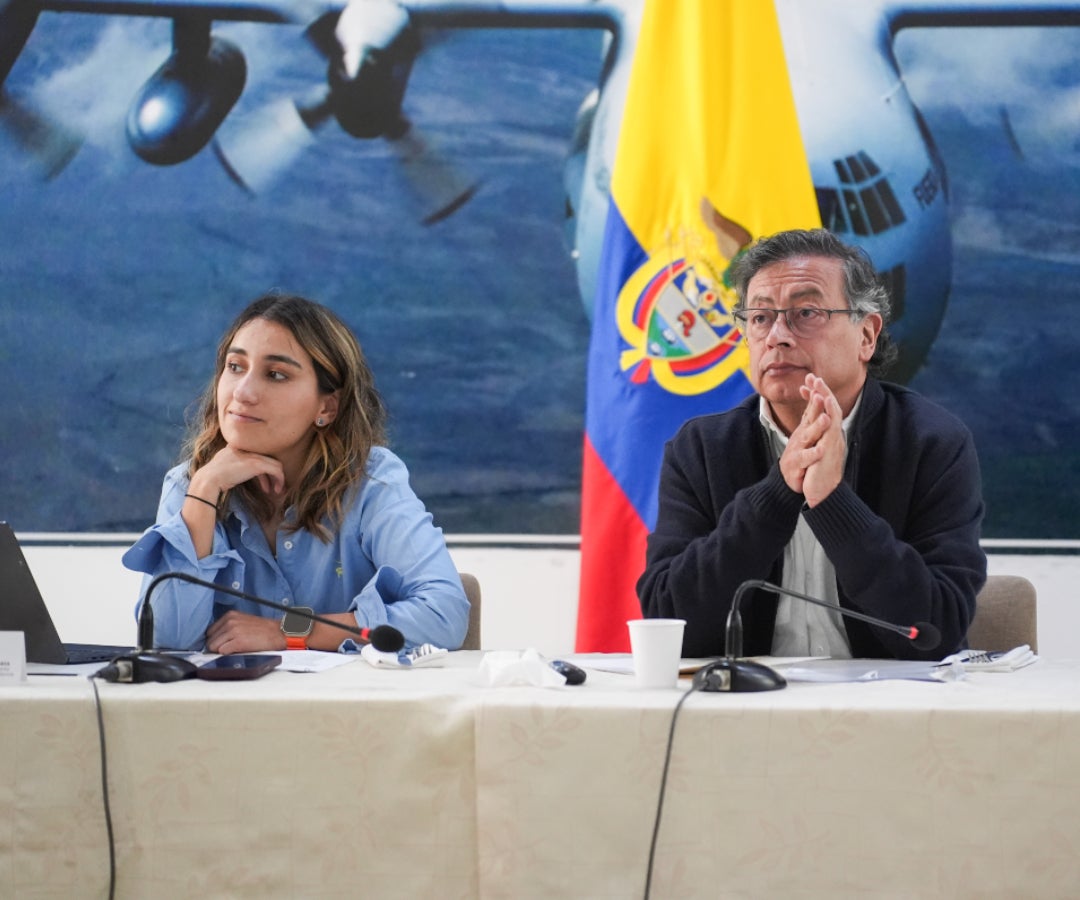 Laura Sarabia, directora del Dapre, y el presidente Gustavo Petro en un consejo de ministros