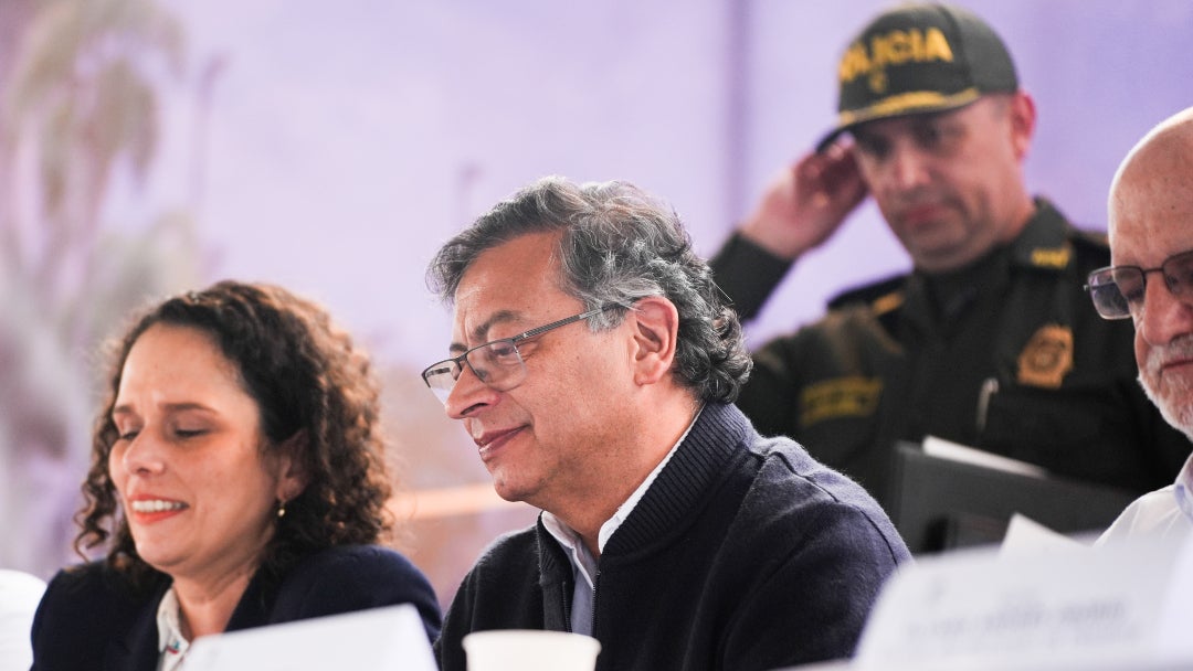 El presidente Gustavo Petro junto a la ministra de Transporte, María Constanza García