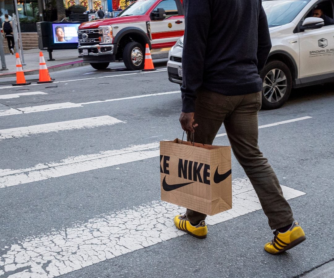 Las acciones de Nike cayeron hasta 4% en las operaciones previas a la apertura del mercado