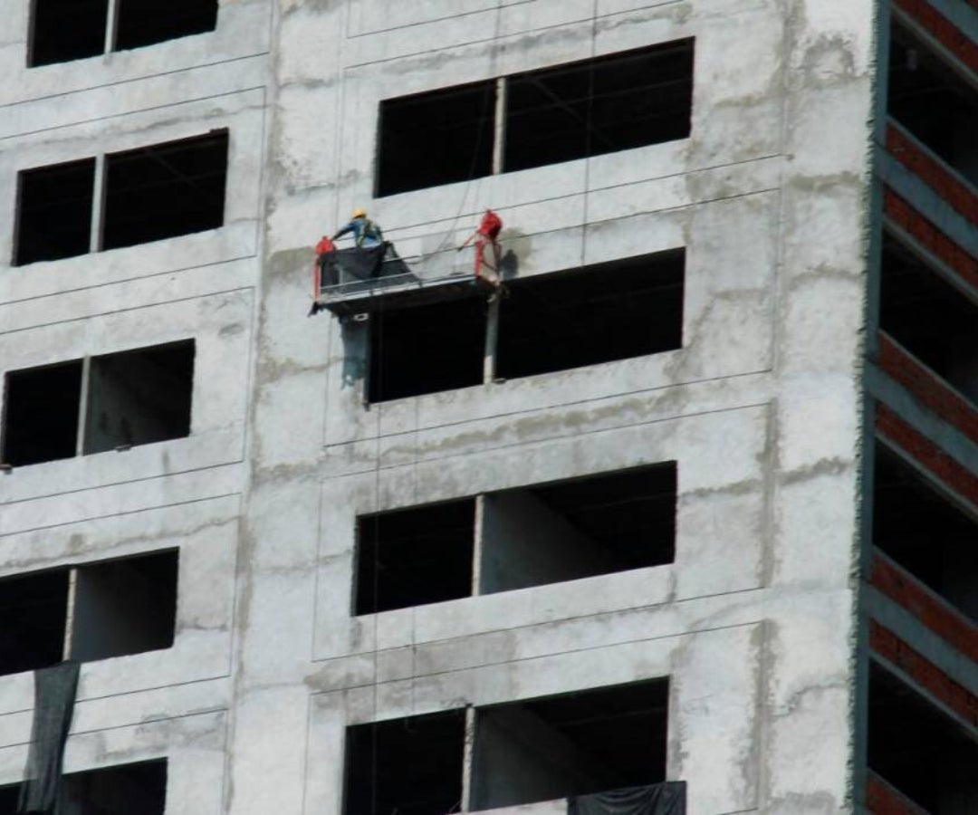 Vista general de obreros en una construcción de un edificio