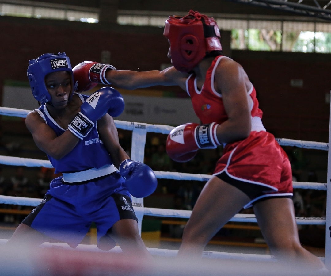 Combate de boxeo en los I Juegos Nacionales Juveniles