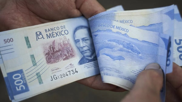 Peso mexicano se debilita frente al dólar, mientras la economía muestra leve declive