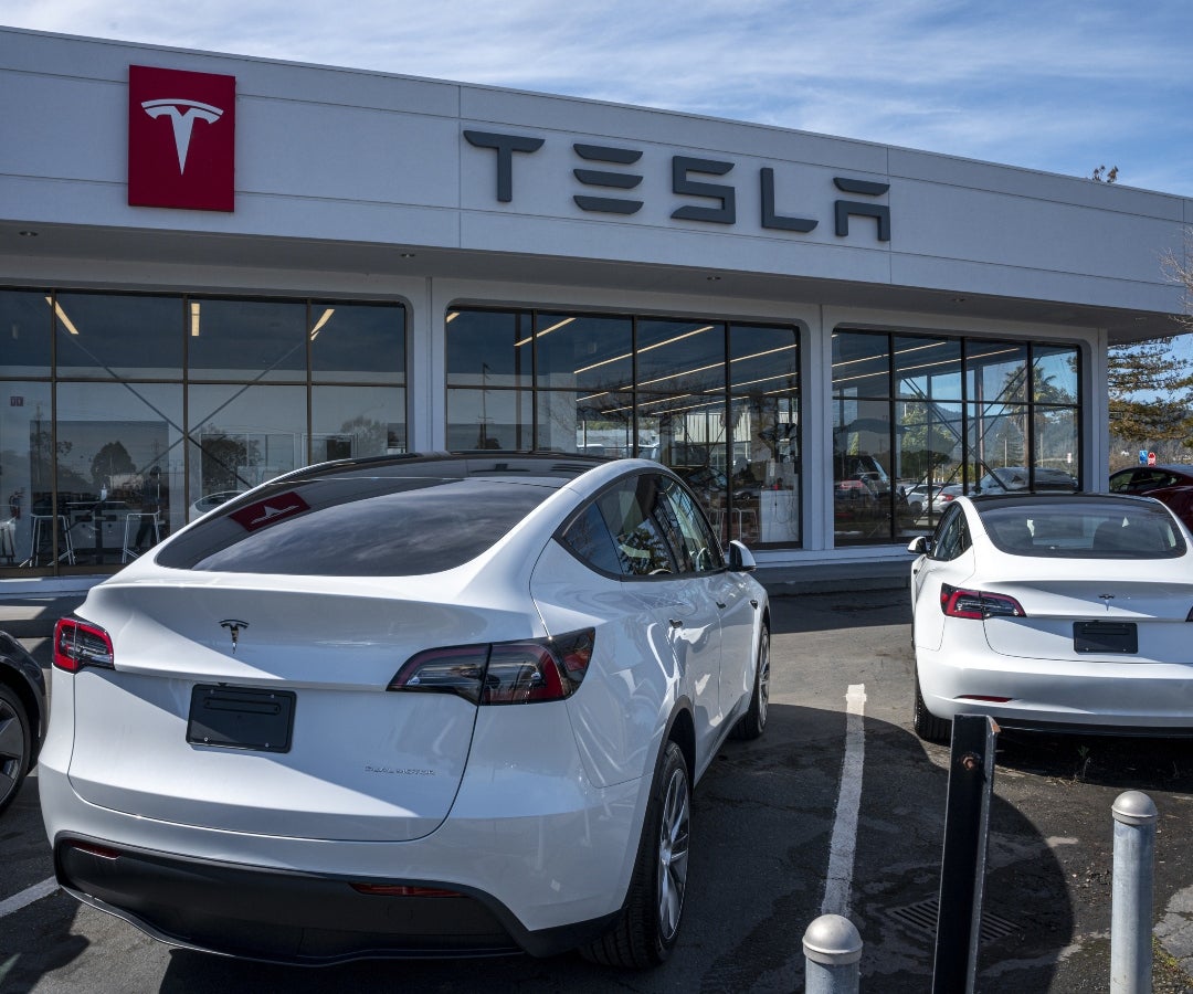 Las ventas anuales de vehículos eléctricos de Tesla caen por primera vez en más de una década