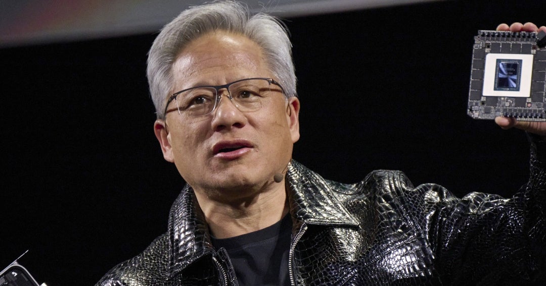 CEO de Nvidia, Huang, pone al presidente Trump al teléfono y minimiza riesgos de la IA