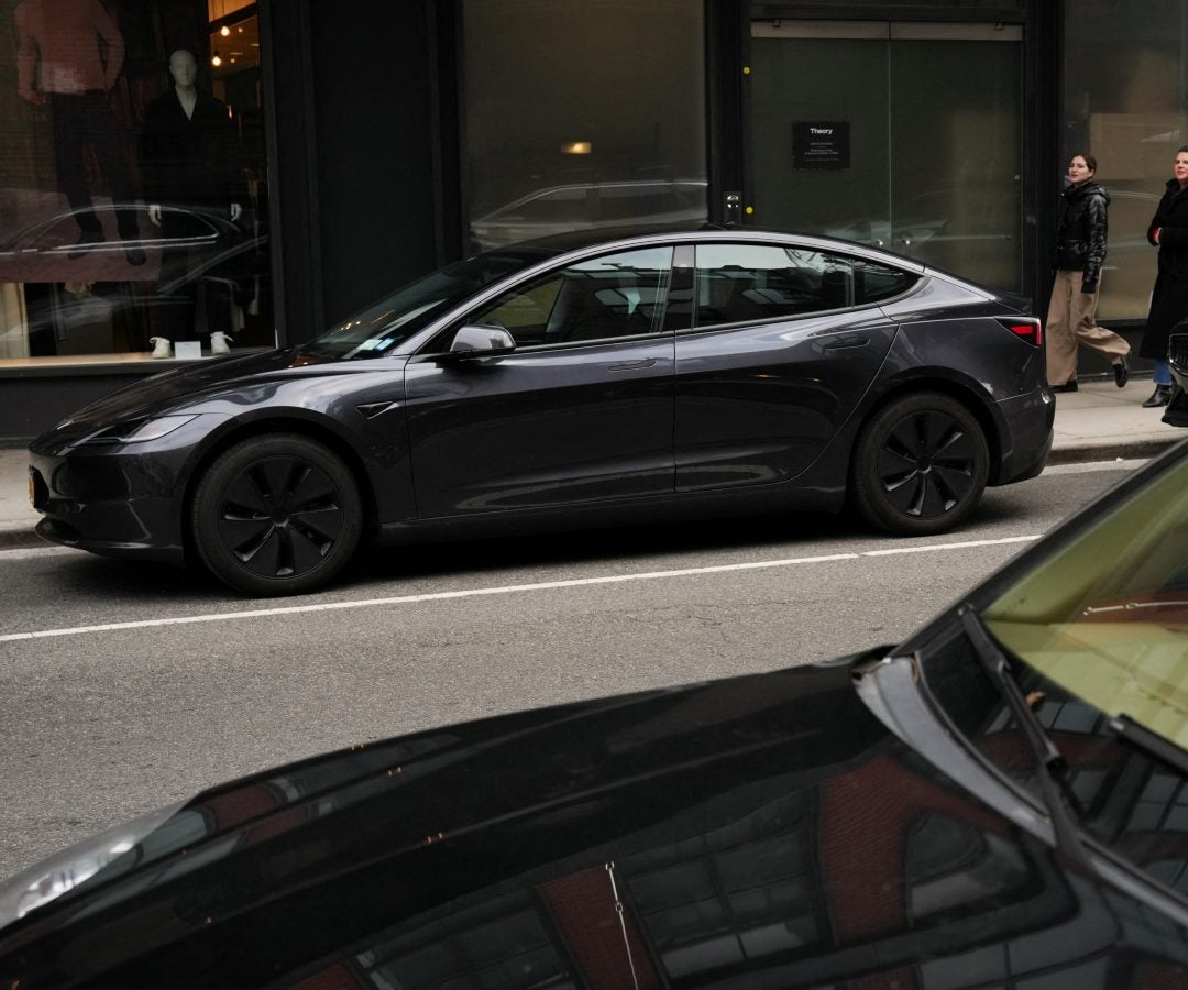 Automóvil Tesla estacionado en el Meatpacking District