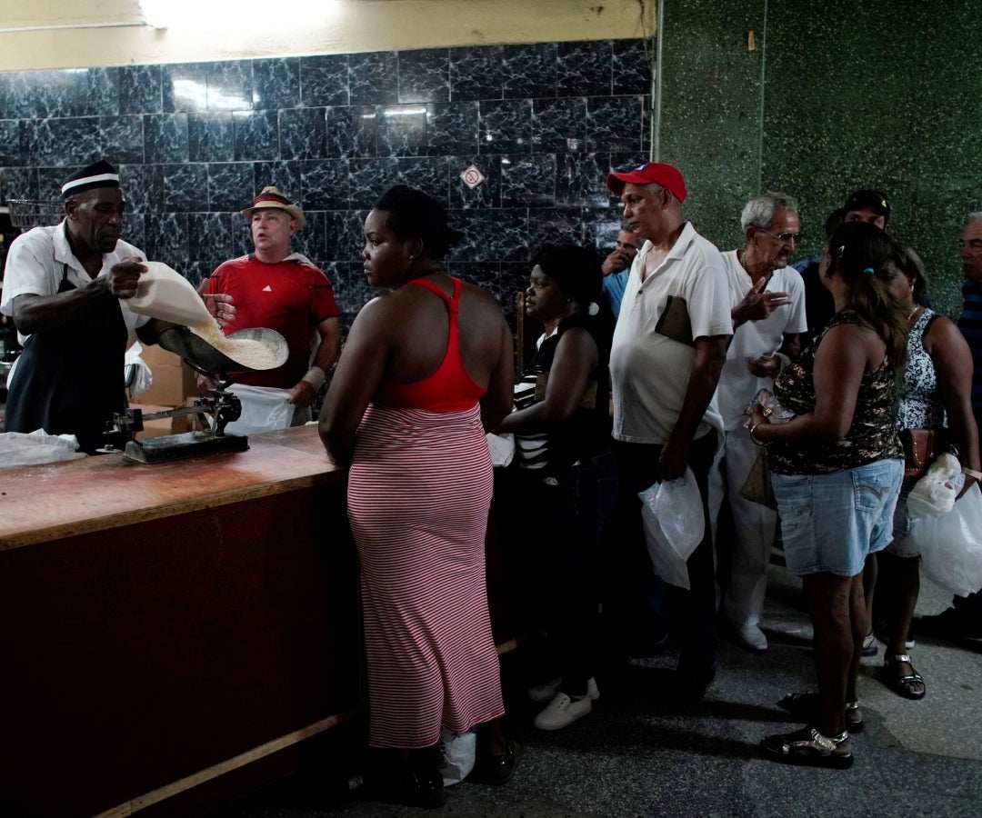 Gente haciendo fila para comprar arroz