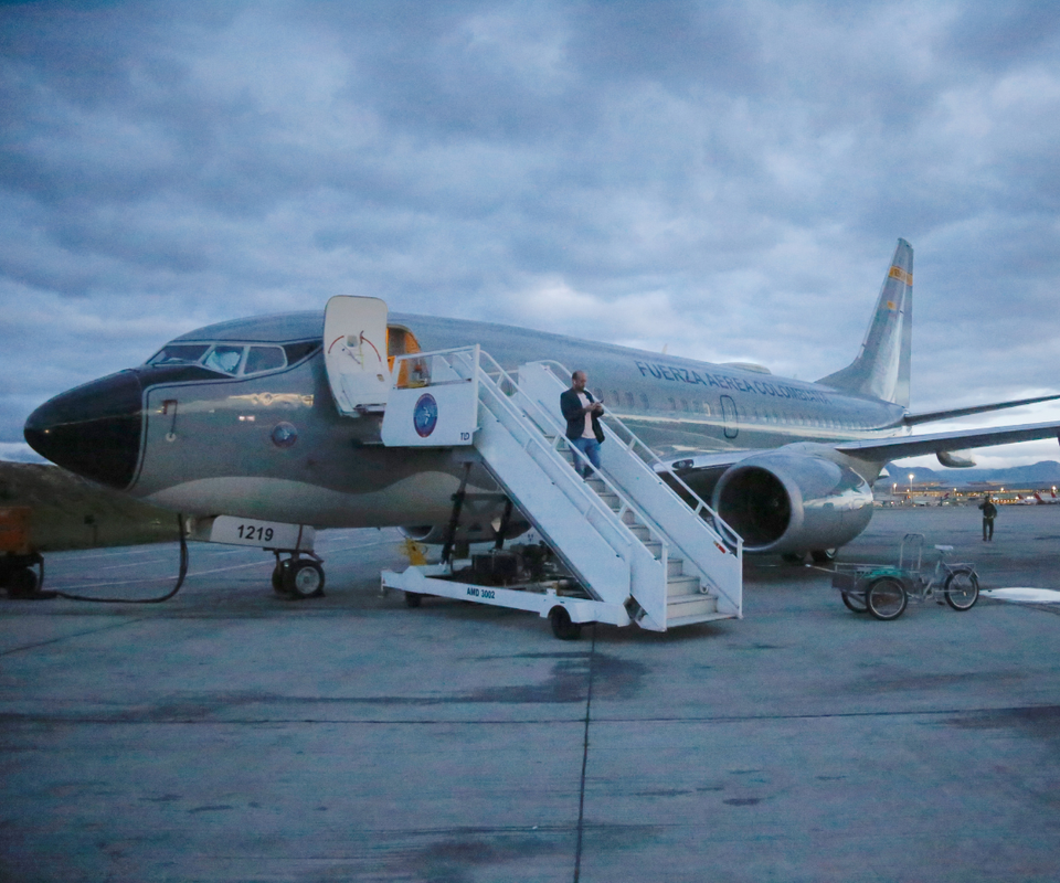 Avión de la Fuerza Aérea en el aeropuerto de Catam