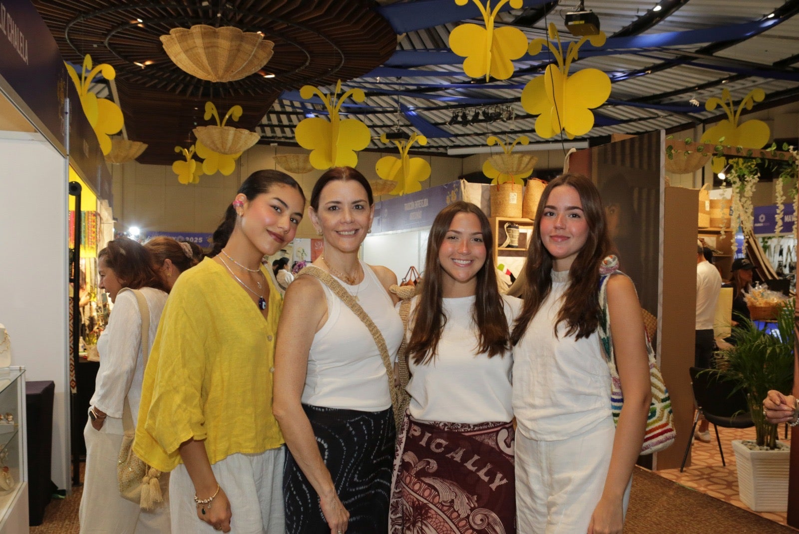 Orietta Diaz Granados, Dolly Herrera, Mariana Farah y Christina Farah, entre los asistentes.