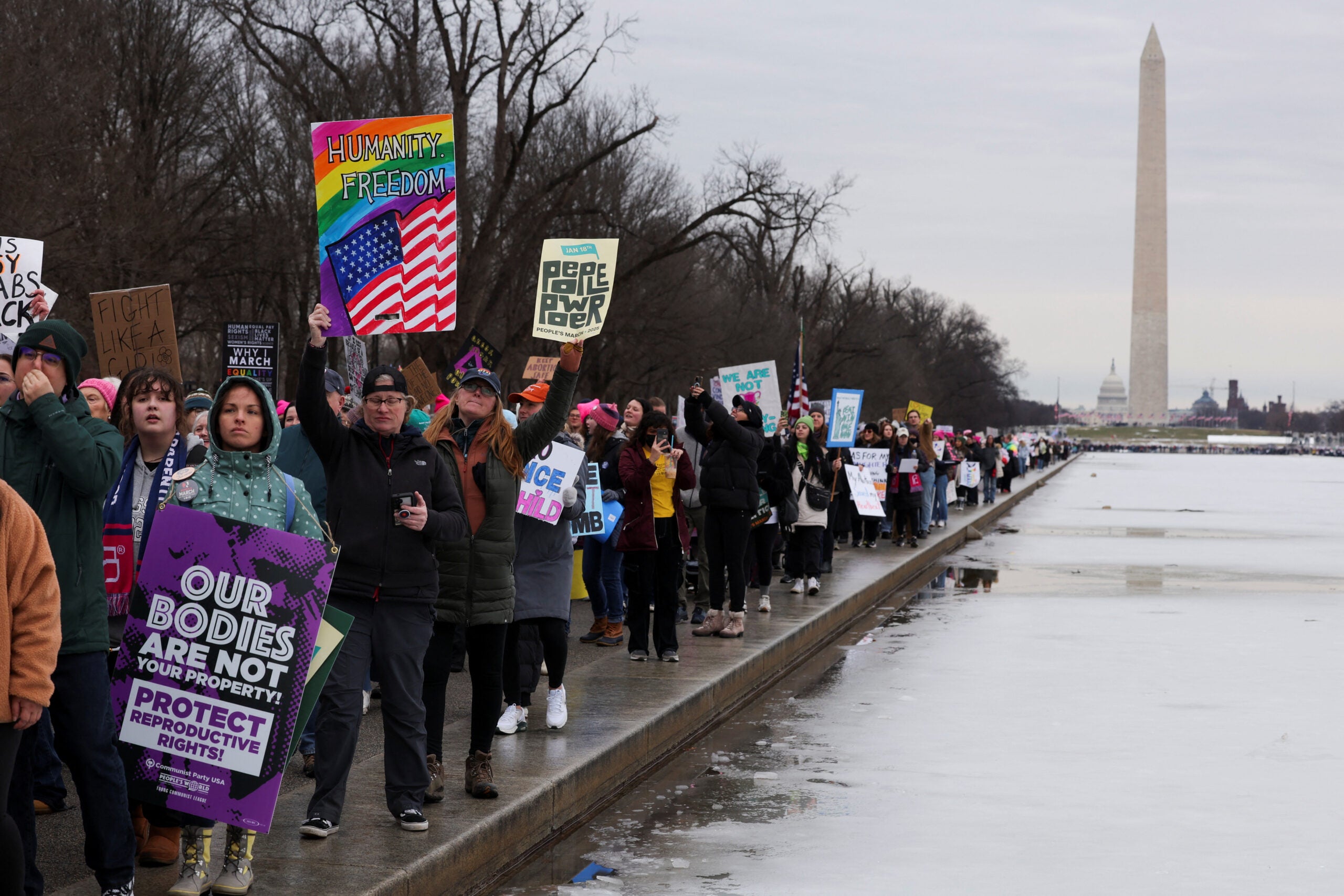Miles de personas se concentran en Washington para protestar por la investidura de Trump