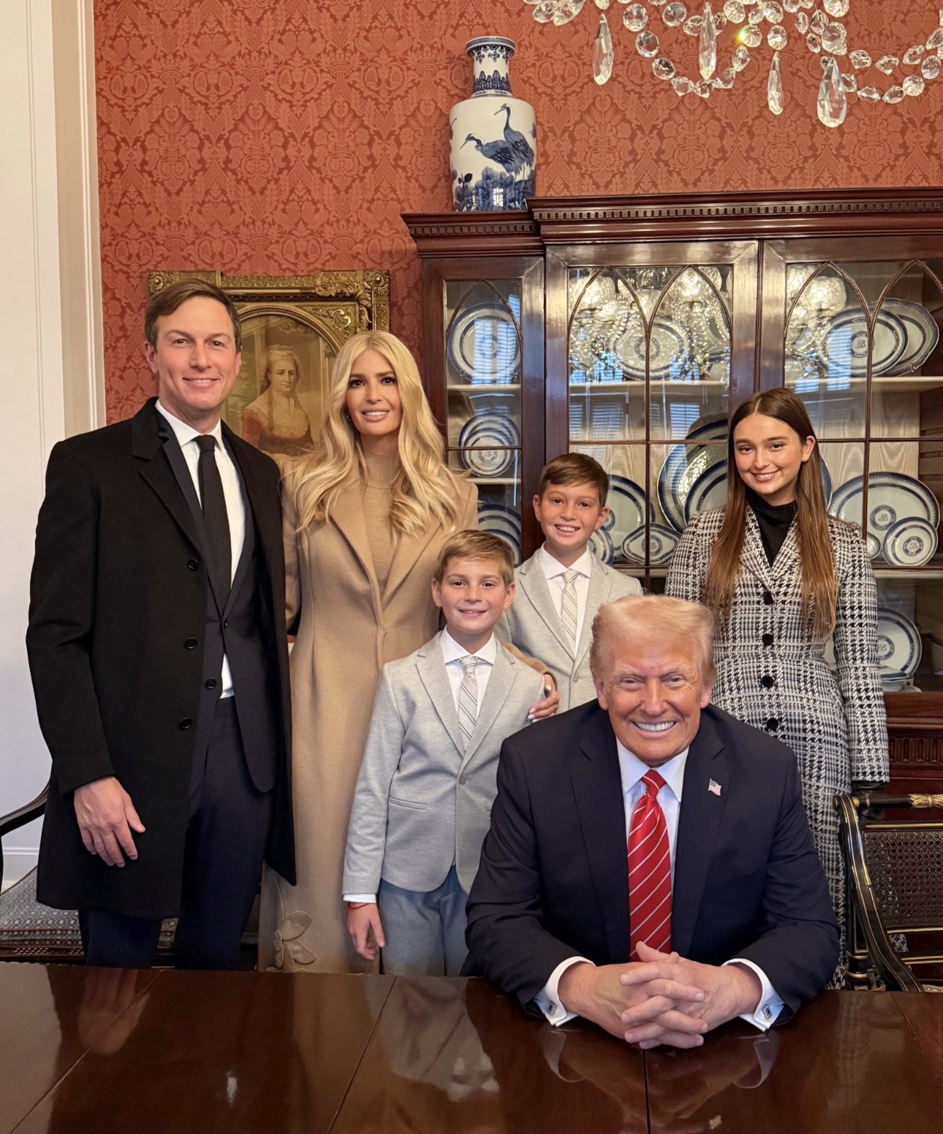 Jared Kushner, ex consejero superior del presidente de EE.UU.; Ivanka Trump, ex asesora del presidente de EE.UU. e hija de Donald Trump; Theodore James Kushner, Joseph Frederick Kushner y Arabella Rose Kushner, hijos de Jared Kushner e Ivanka Trump y Donald Trump, presidente de EE.UU.