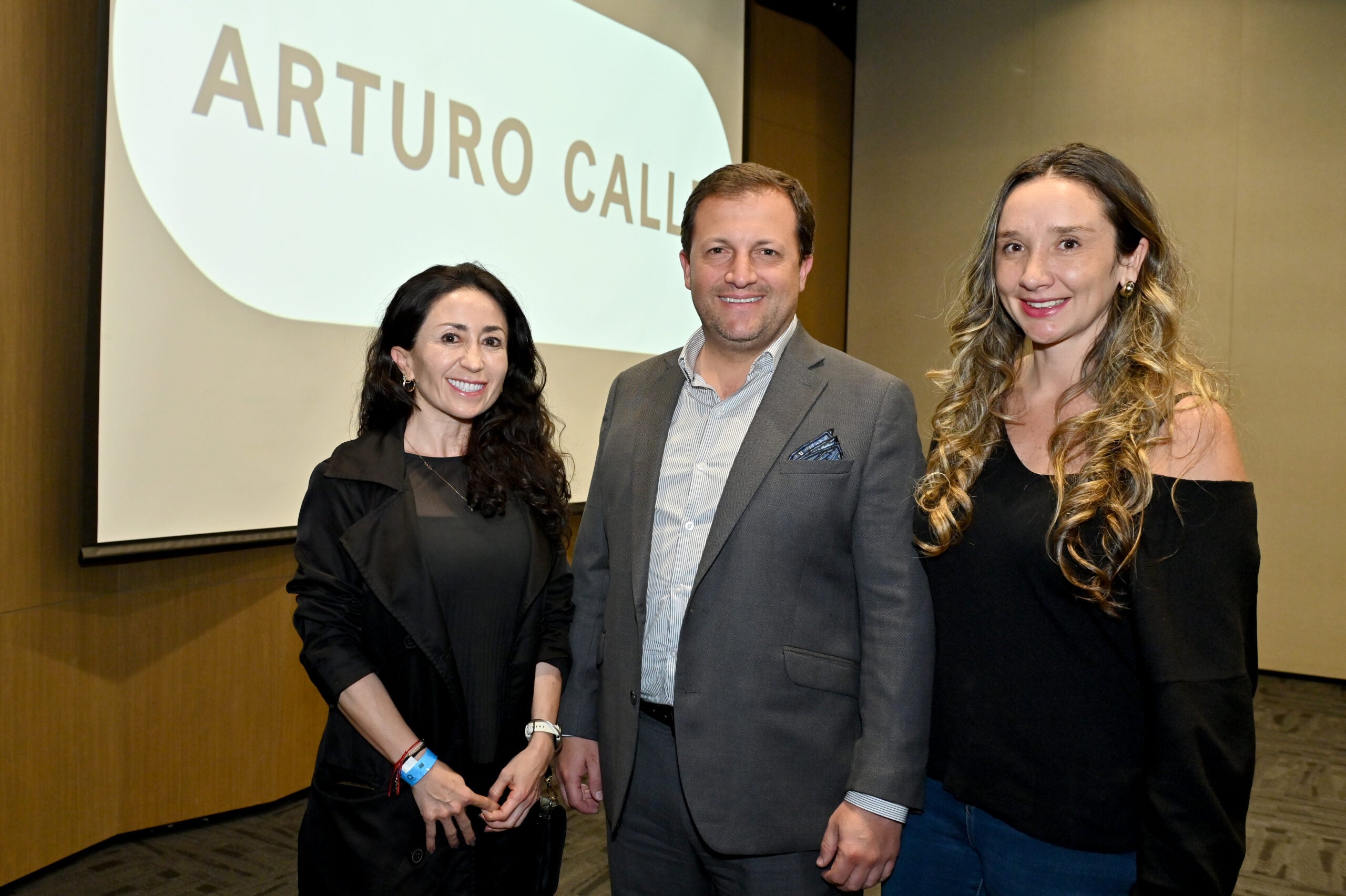 Diana Pérez, legal manager commerce marketplace & government Andina Mercado Libre; Eduardo Calle; dir. Fundación Arturo Calle; y Adriana Avella, Mercado Pago Business Development Manager.