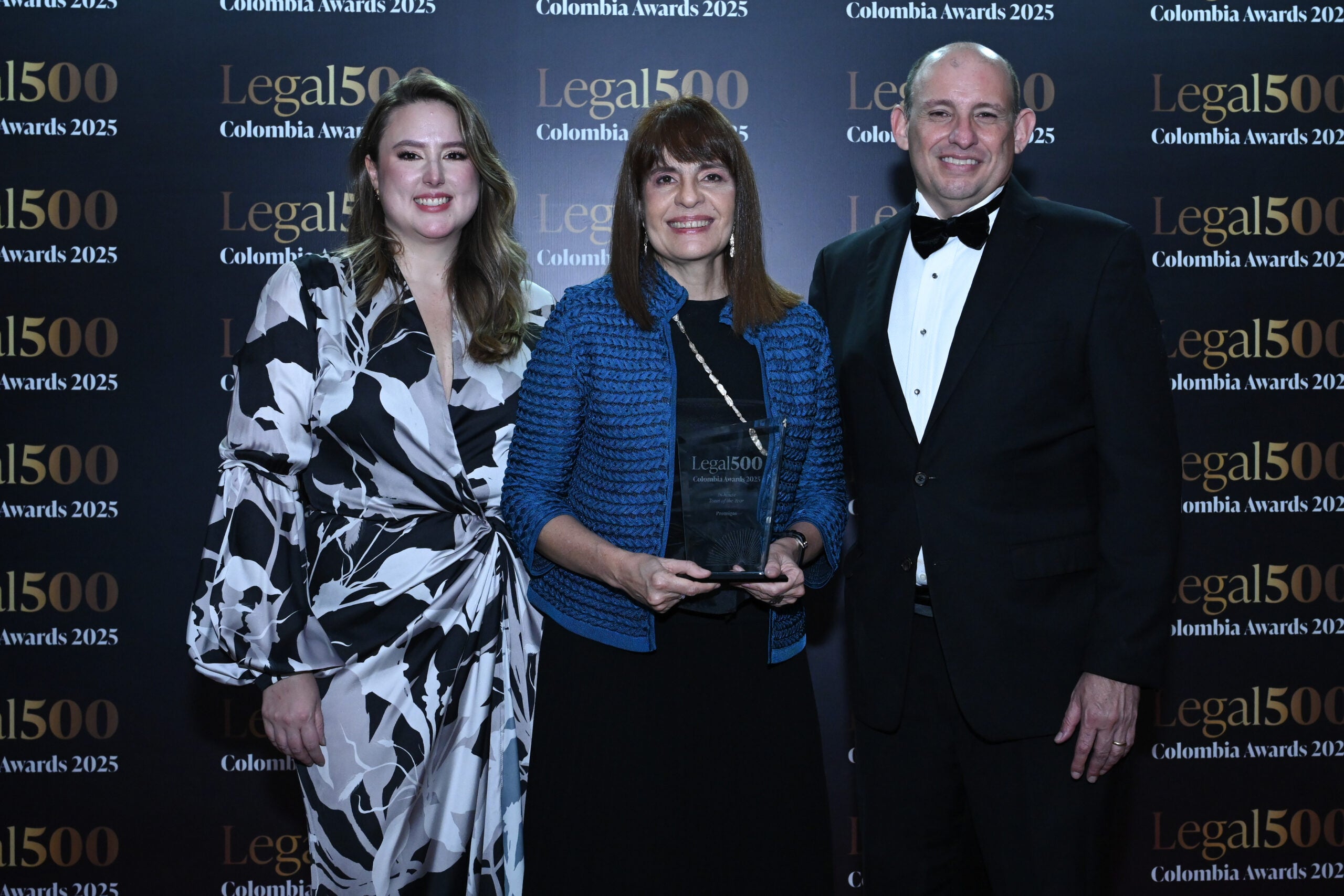 Diana Silva, María Paula Camacho y Mauricio Arcieri, abogados In House de Promigas, ganadores de Team of the Year.