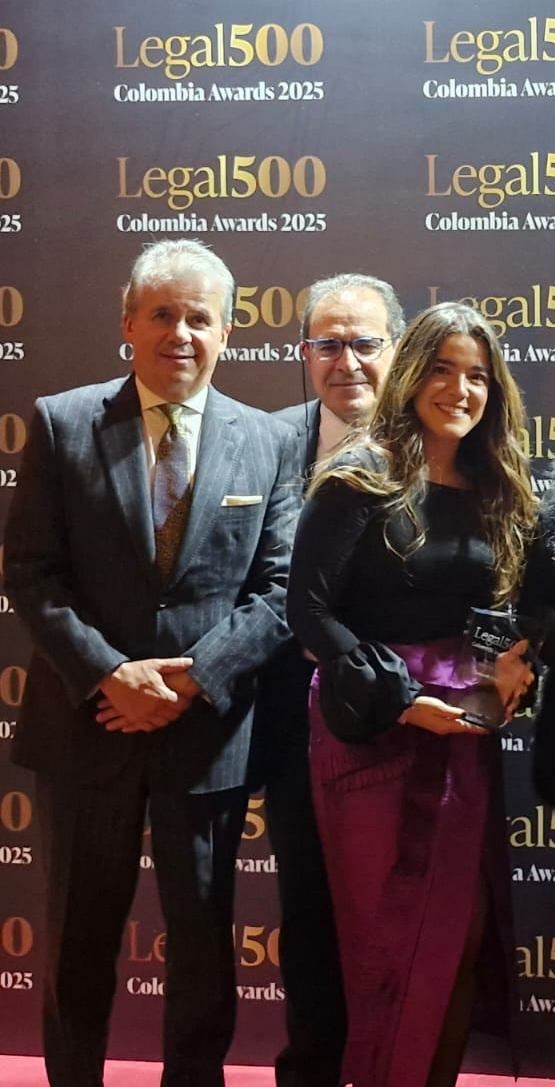 Juan Carlos Rocha, socio Inmobiliario; Luis Fernando Macías, socio ambiental; y María Alejandra Gómez, asociada ambiental de PPU.