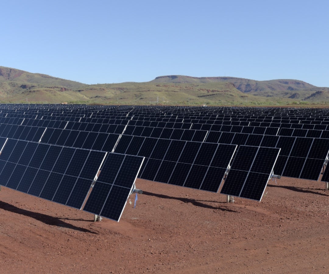 Paneles solares en planta de energía renovable en Chile