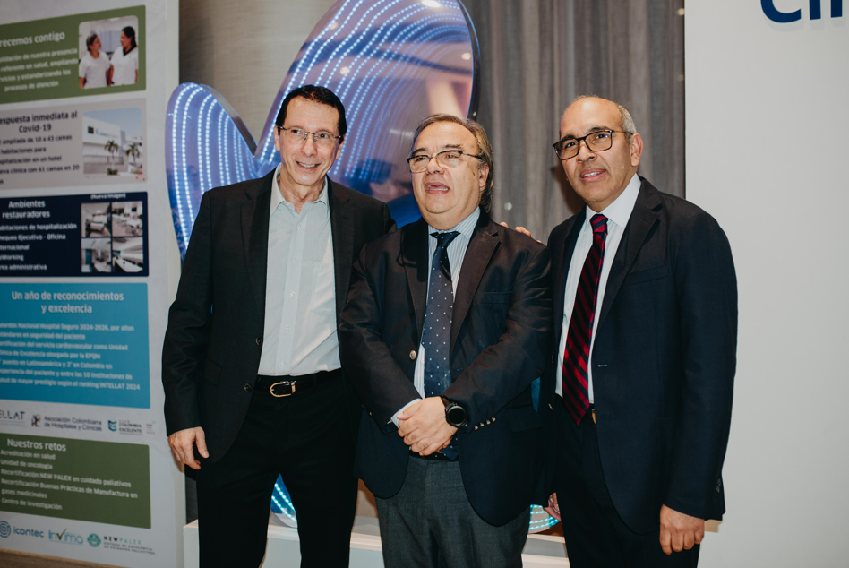 Jorge Daes, cirujano; Mario Isaza, rector de la Fundación Universitaria Sanitas; y Arnold Barrios, vicepresidente de salud de Clínicas Colsanitas.