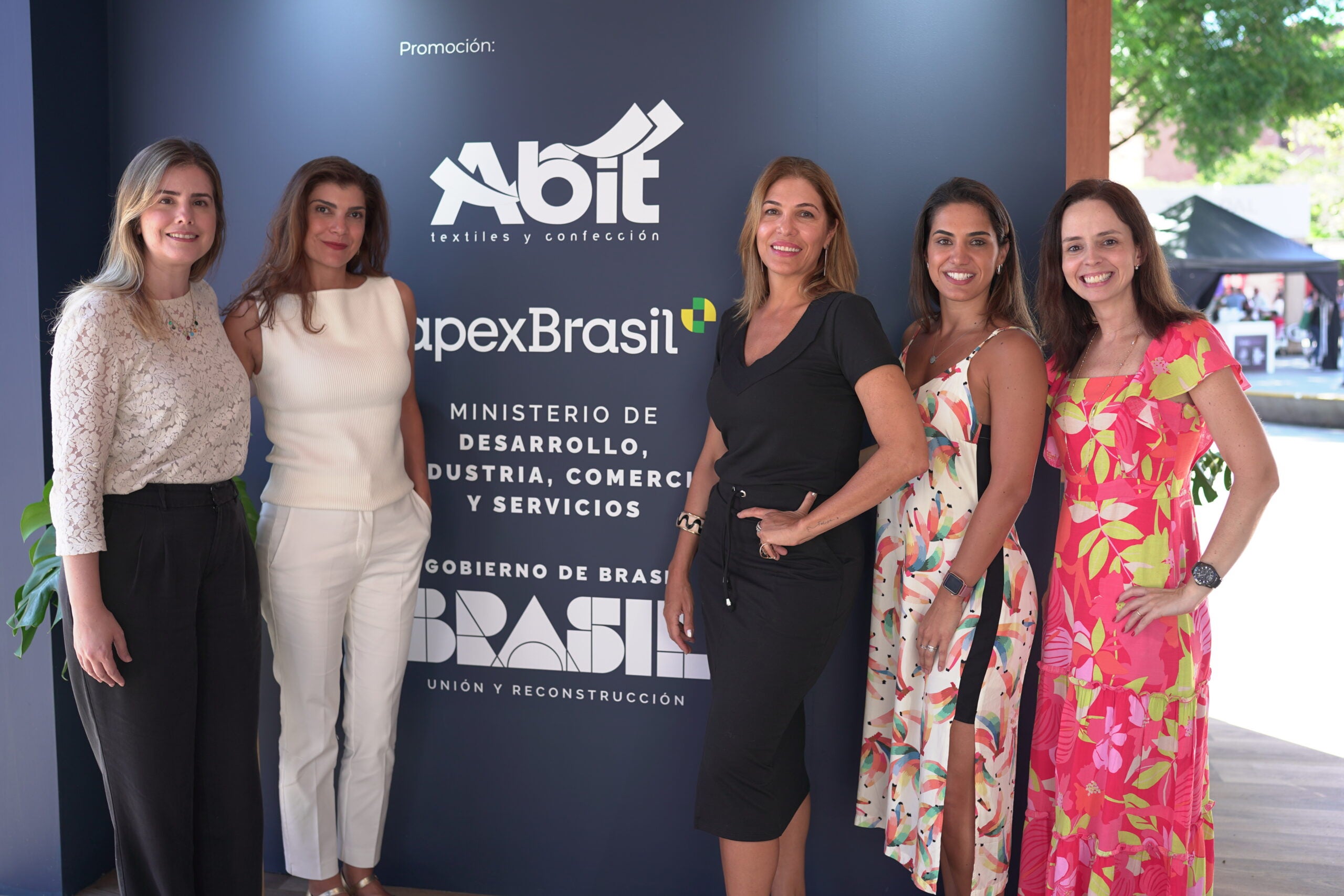 Clara do Carmo Ríos dos Santos, gestora de proyectos Apexrasil; Lilian Kaddissi, superintendente de proyectos y líder de Texbrasil; Adriana D’Agostini; Gabriella Sampaulo, promoción comercial de Abit; y Ana Paula Ciuffa, directora ejecutiva de Abrafas.
