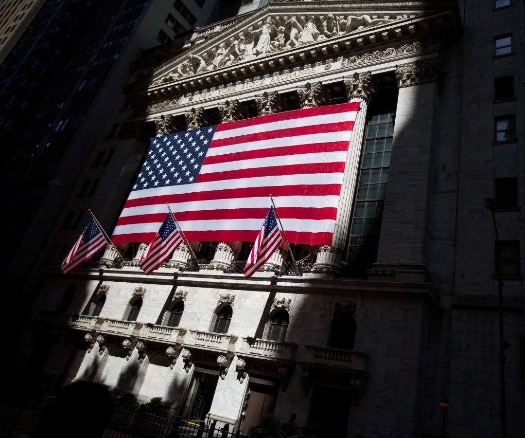 Los inversores compran dólares y se preparan para la caída de las acciones al comenzar la guerra comercial