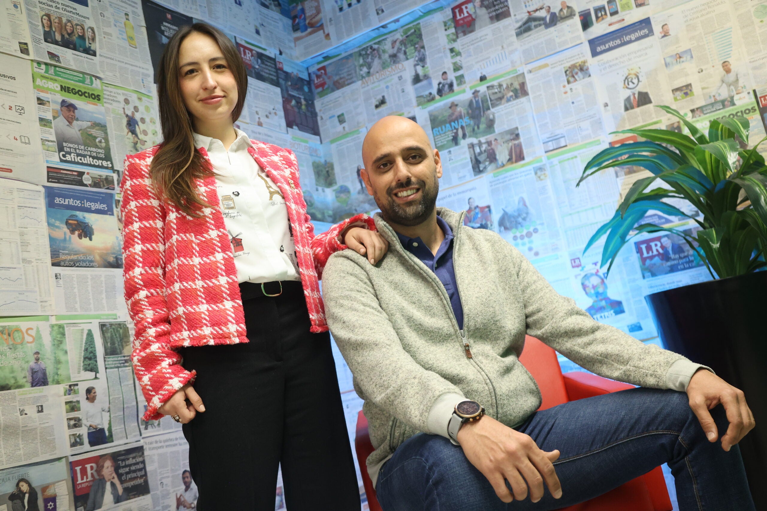 Mark Bitton, country manager de Yango y Estefanía Hernández, gerente general de Taxis Libres