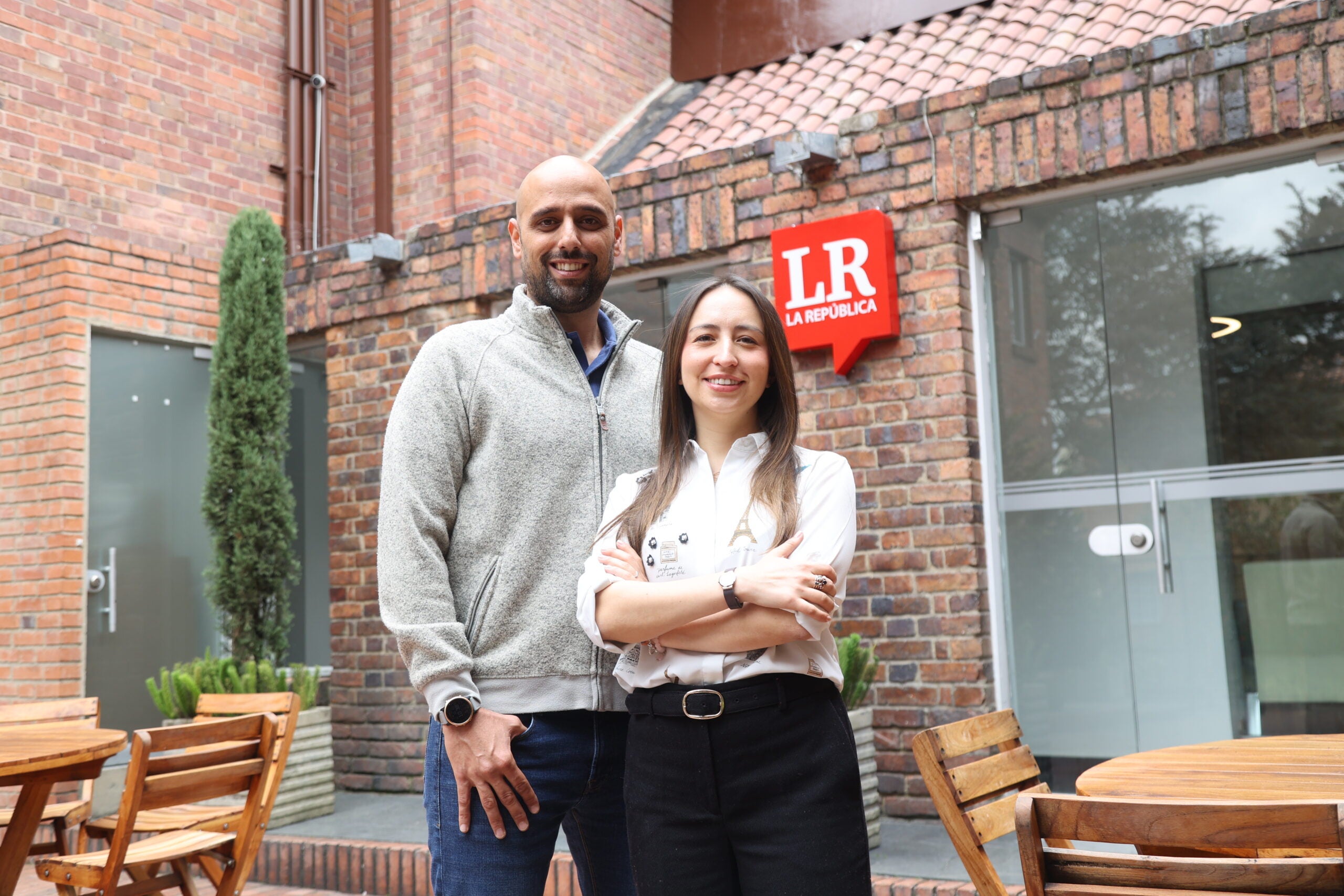 Mark Bitton, country manager de Yango y Estefanía Hernández, gerente general de Taxis Libres