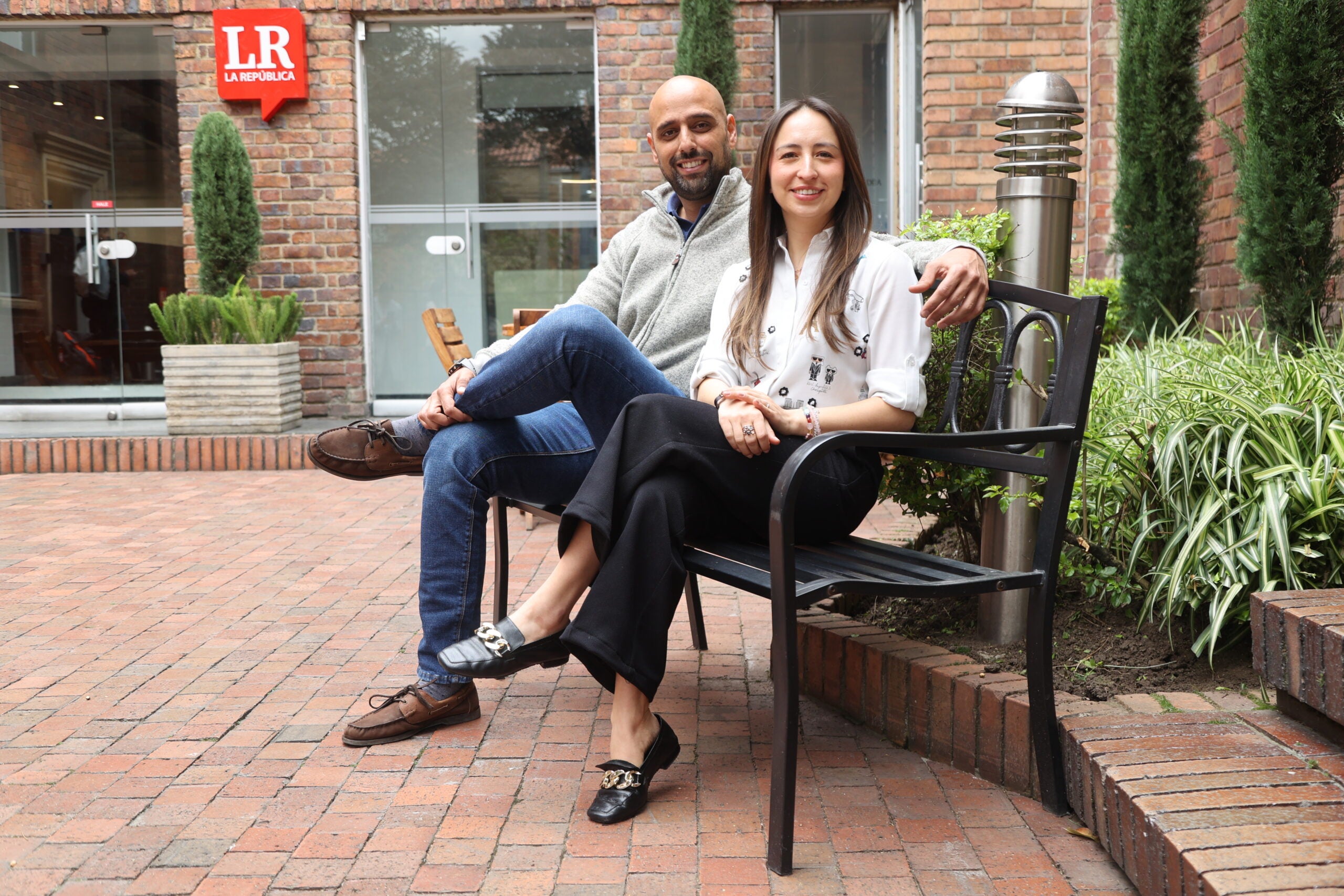 Mark Bitton, country manager de Yango y Estefanía Hernández, gerente general de Taxis Libres