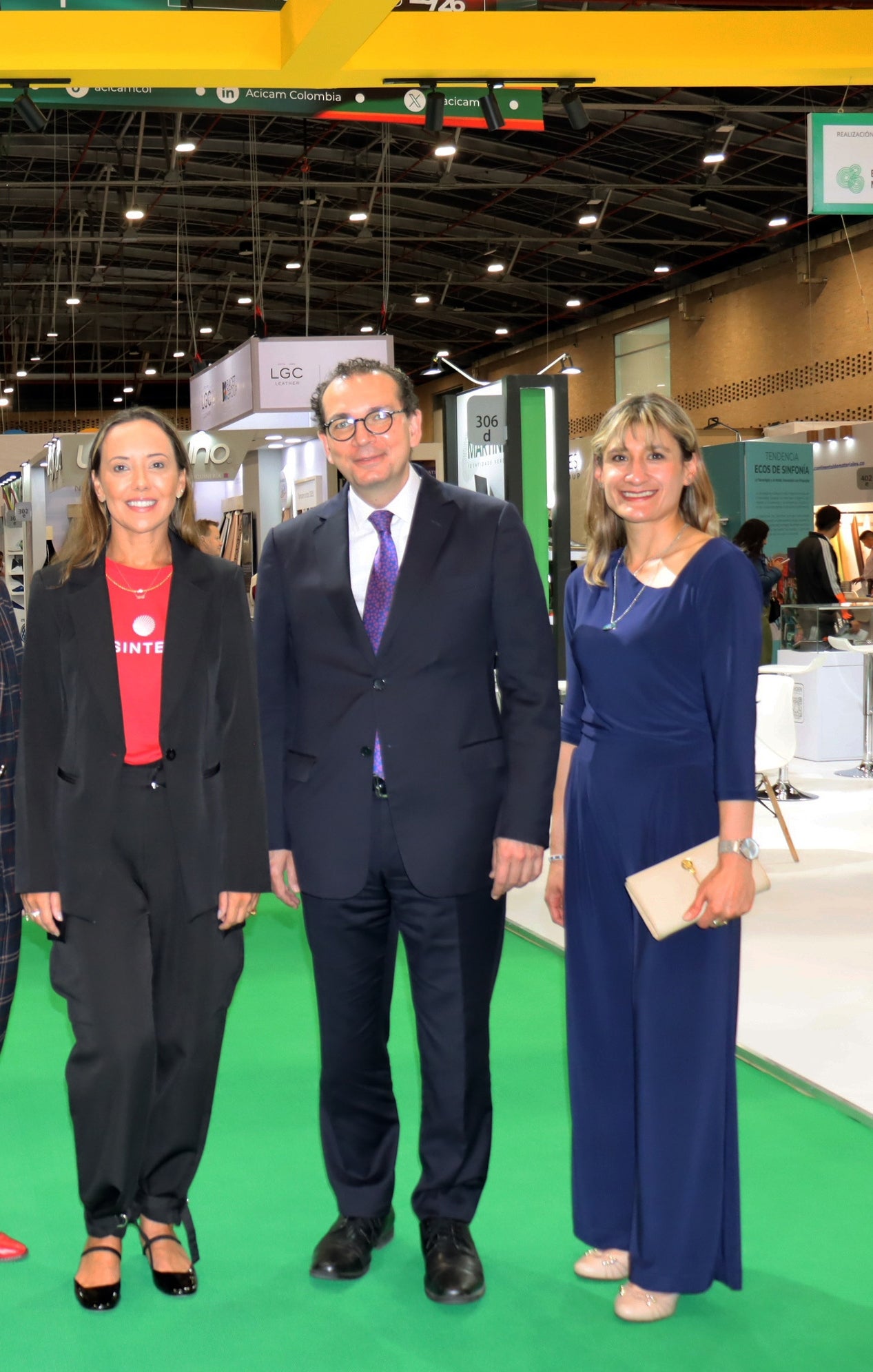 Silvana Dilly, superintendente de Assintecal; Luis Guilherme Nascentes Da Silva, ministro consejero de la embajada de Brasil; y Shirley Rodríguez, del sector de promoción comercial y de turismo embajada de Brasil.