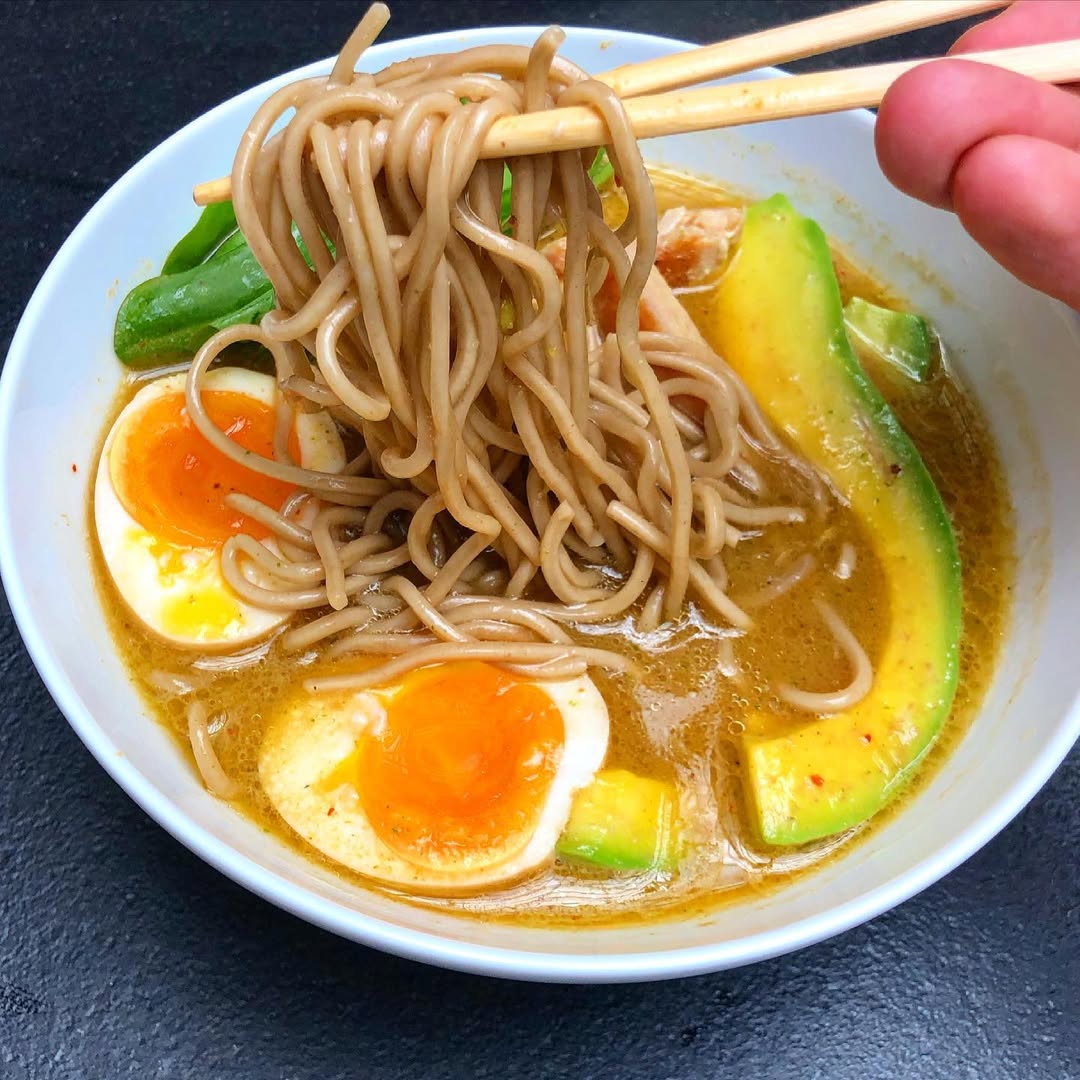 El ramen, un plato de origen humilde y mucho sabor El restaurante en sí es una oda al ramen,y el recomendado de la carta, no podría ser diferente. Se trata del tan tan ramen, que con caldo, ajonjolí de córdoba, huevo y aguacate,le hace un guiño a las preparaciones locales.