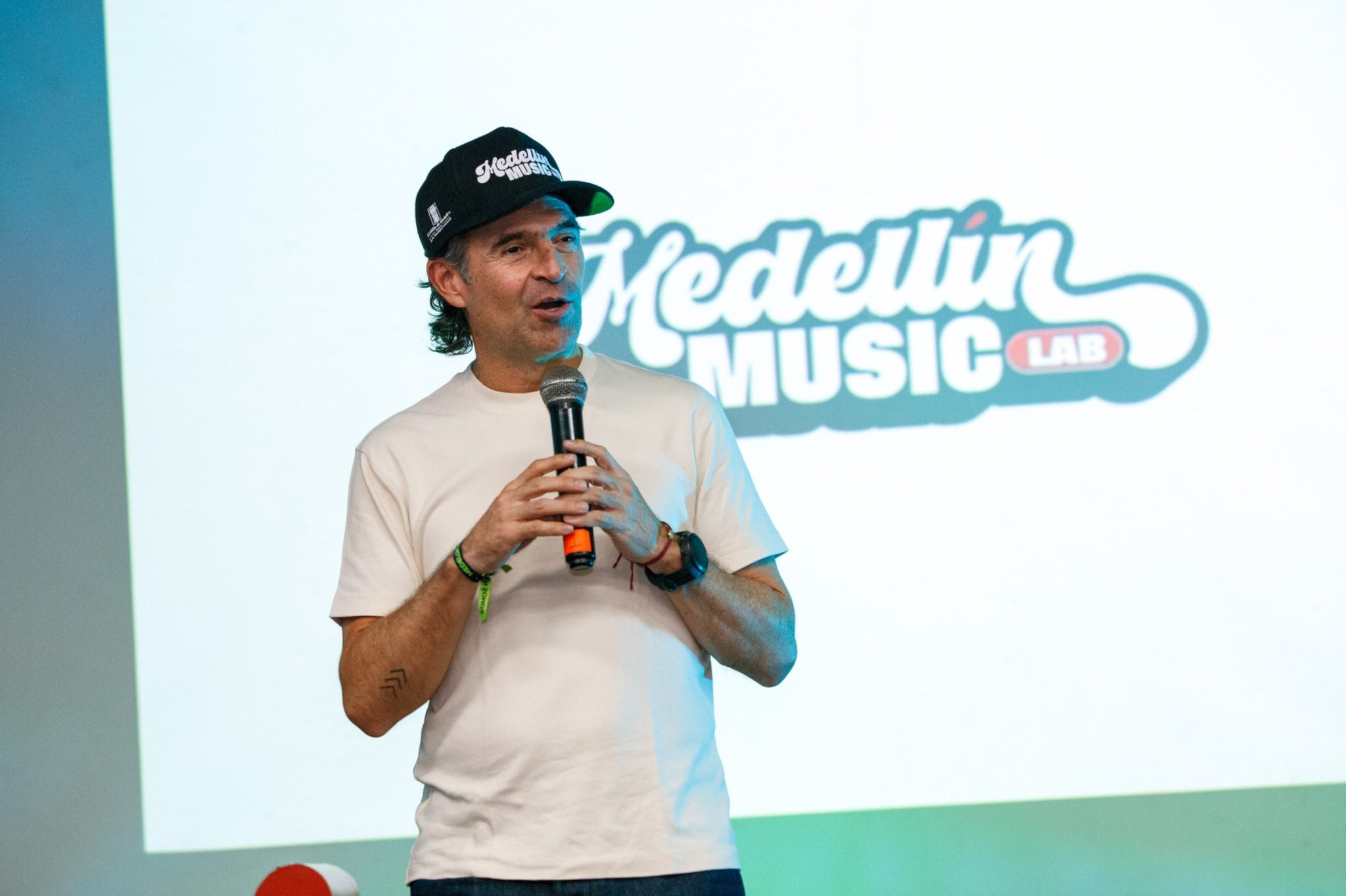 Federico Gutiérrez y J Balvin inauguran el primer estudio musical público de Medellín