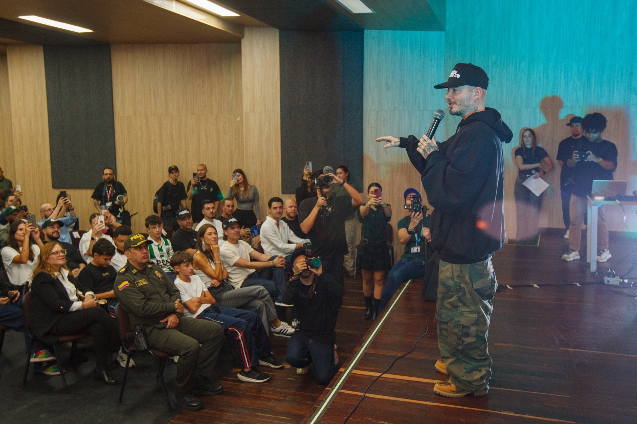Federico Gutiérrez y J Balvin inauguran el primer estudio musical público de Medellín