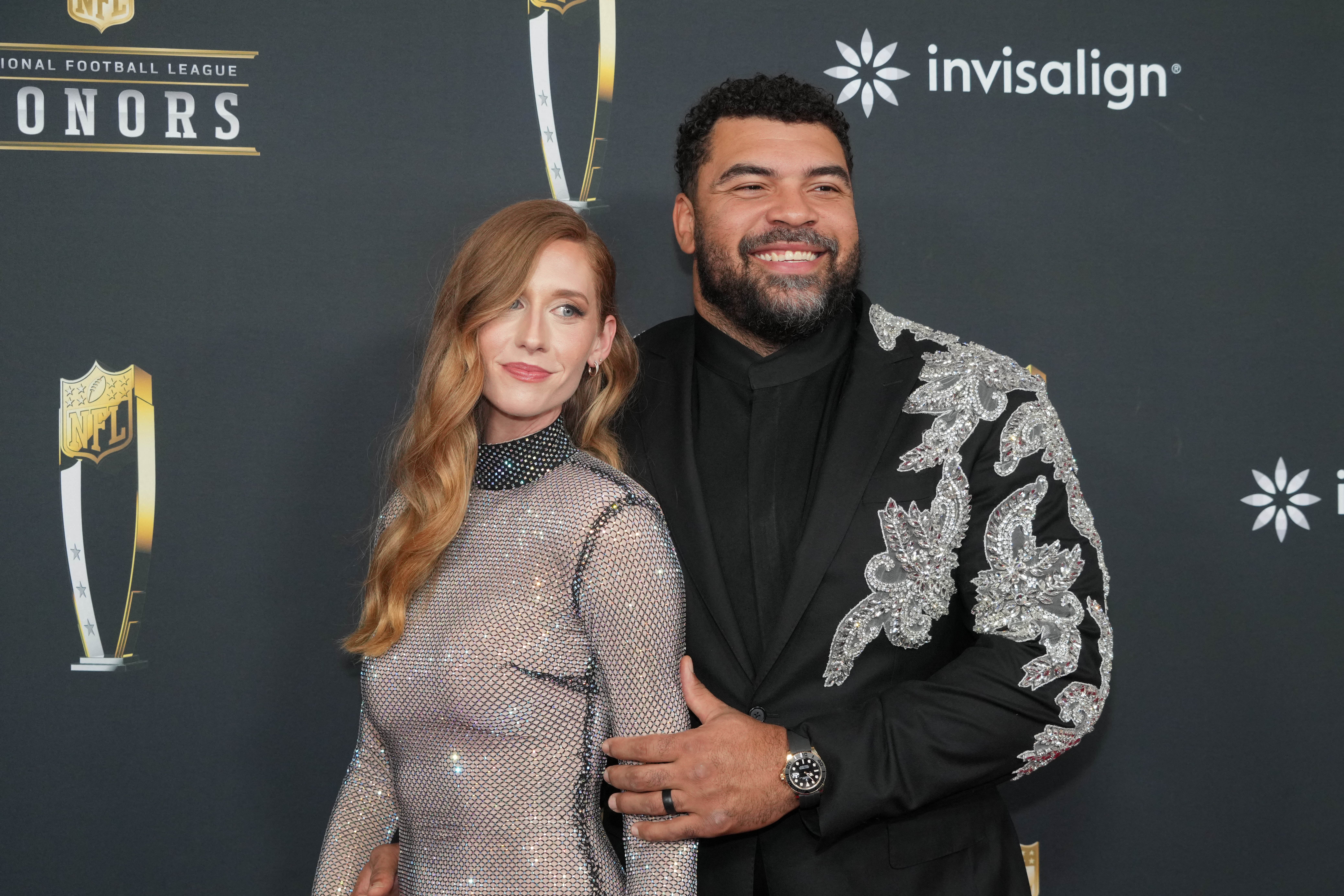 Cam Heyward, defensive tackle en los Pittsburgh Steelers de la National Football League, y su esposa Allie Schwarzwalder, diseñadora de interiores.