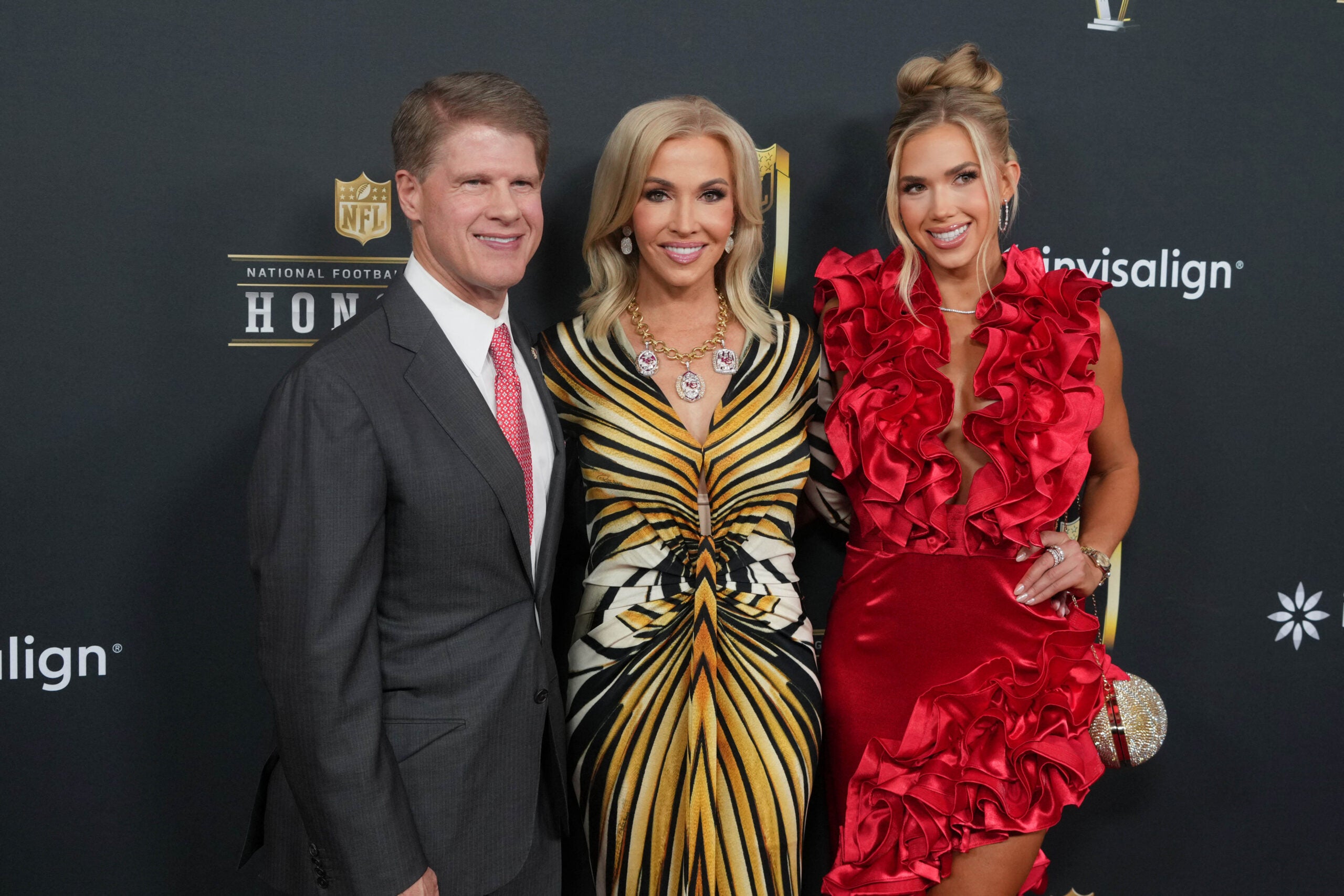 Clark Hunt, propietario de los Kansas City Chiefs;su esposa Tavia Shackles y su hija Gracie Hunt.